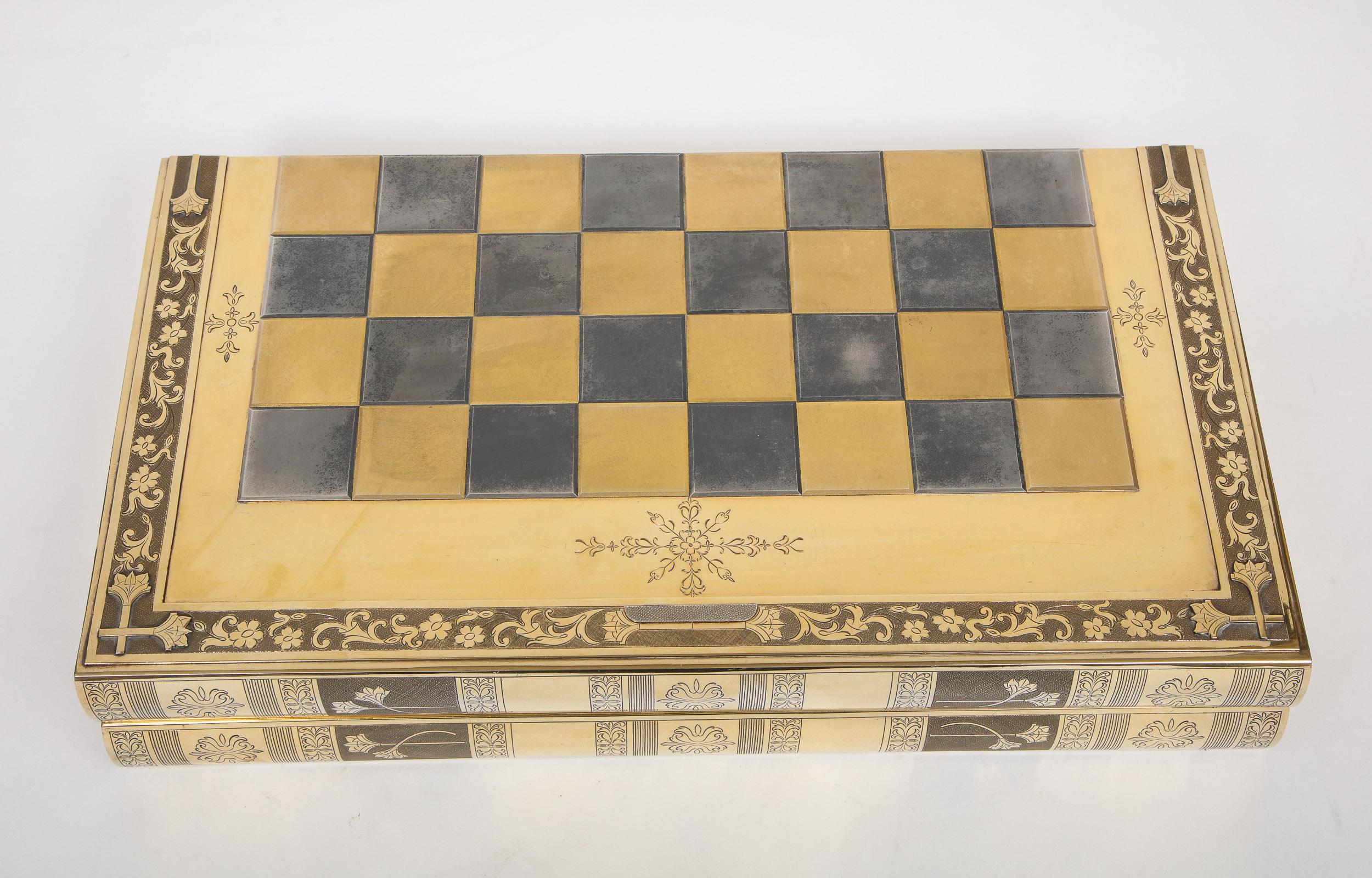 Rare plateau de jeu d'échecs et de backgammon en forme de livre en argent doré, vers 1976 en vente 1
