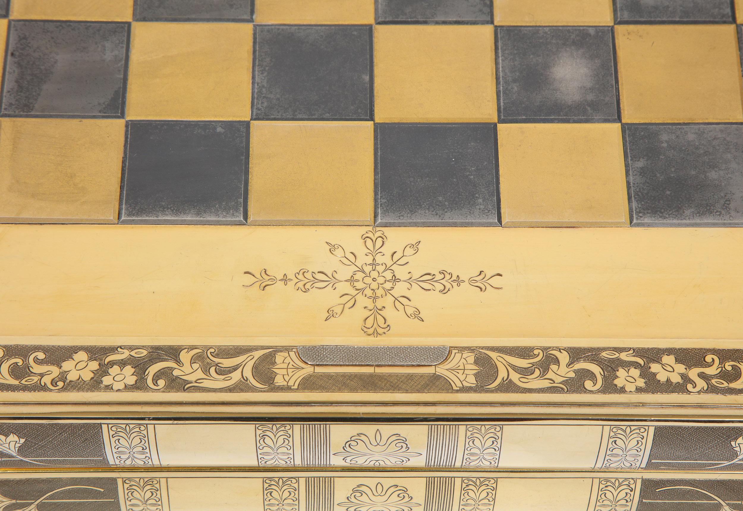 Rare plateau de jeu d'échecs et de backgammon en forme de livre en argent doré, vers 1976 en vente 2
