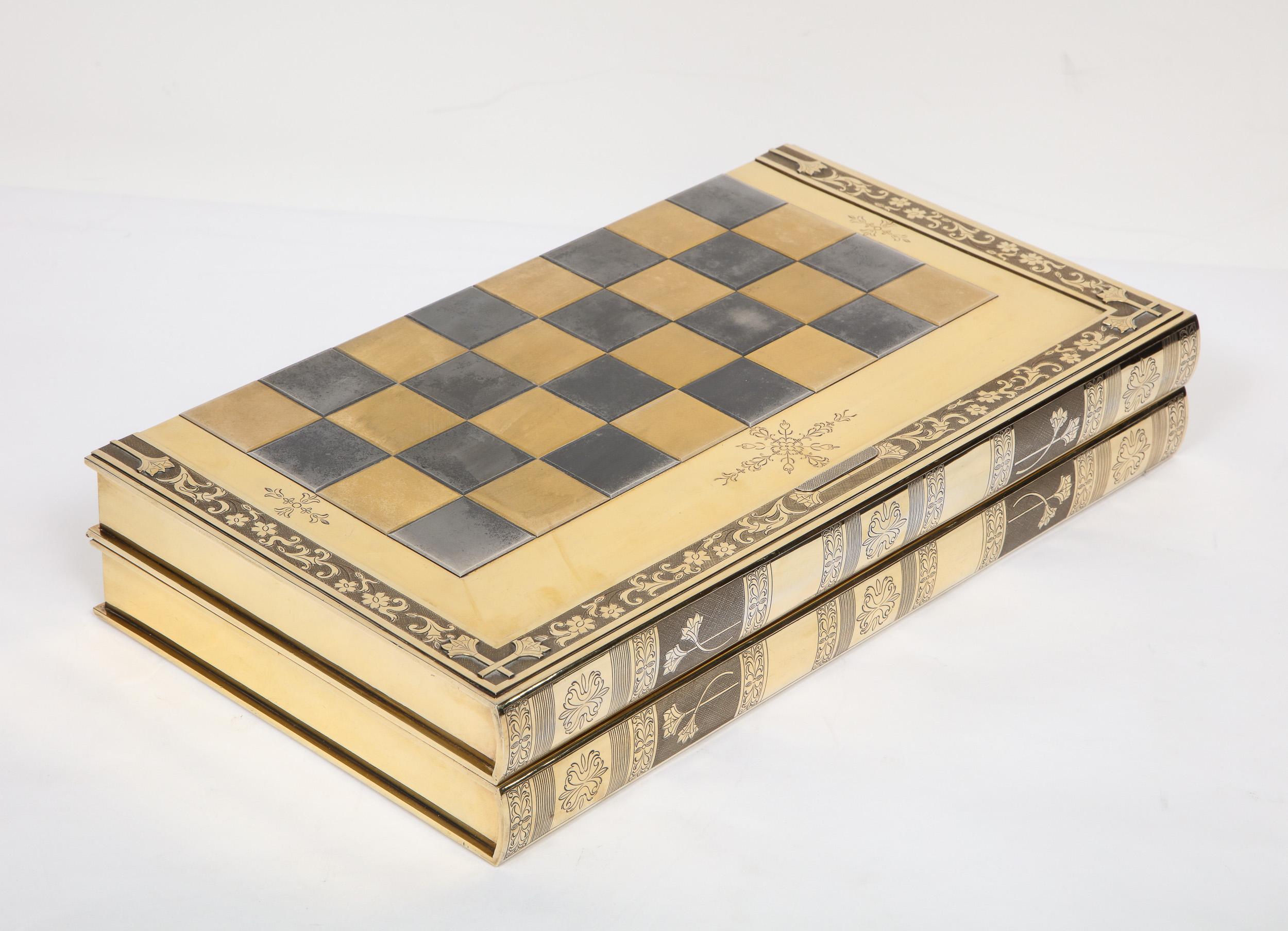Rare plateau de jeu d'échecs et de backgammon en forme de livre en argent doré, vers 1976 en vente 3