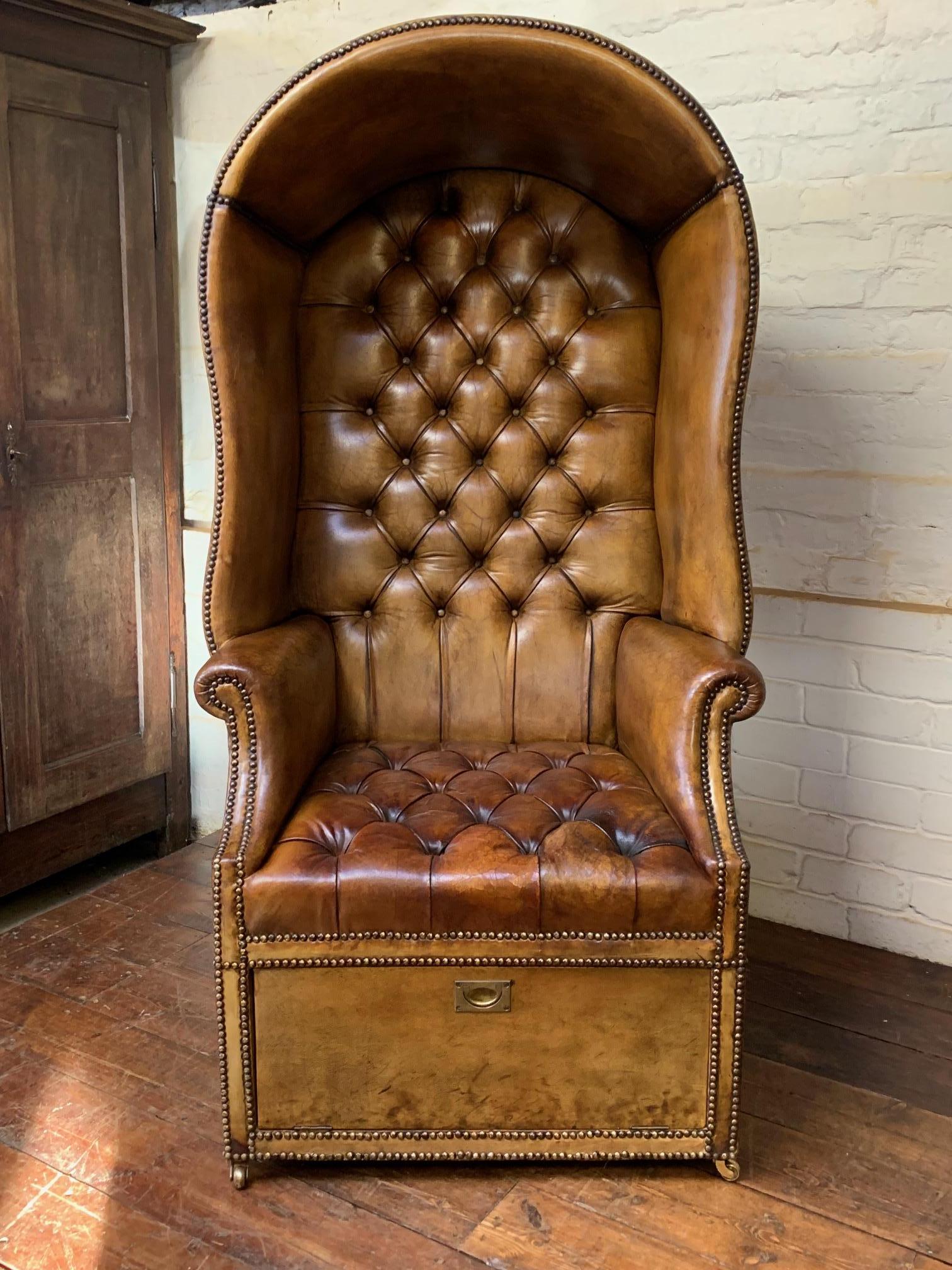 Silla Chesterfield de botones profundos, rara y excepcional, circa años 20

Esta auténtica silla de portero es excepcionalmente rara y sencillamente magnífica. El cuero original, con sus variaciones de color y su pátina, es exquisito. Se asienta