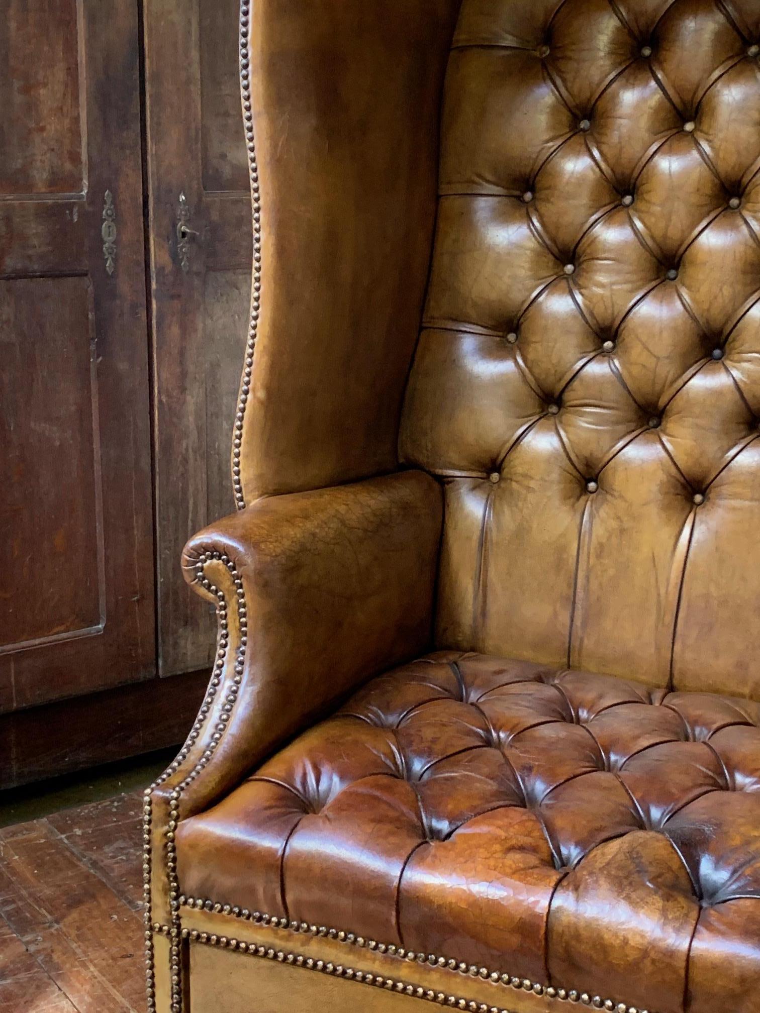 Silla Chesterfield de botones profundos, rara y excepcional, circa años 20 Cuero en venta