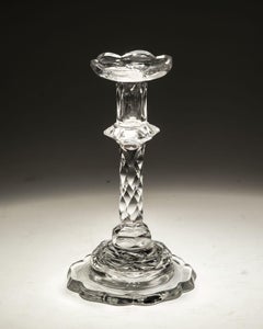 Un rare chandelier à bougeoirs coupé en facettes