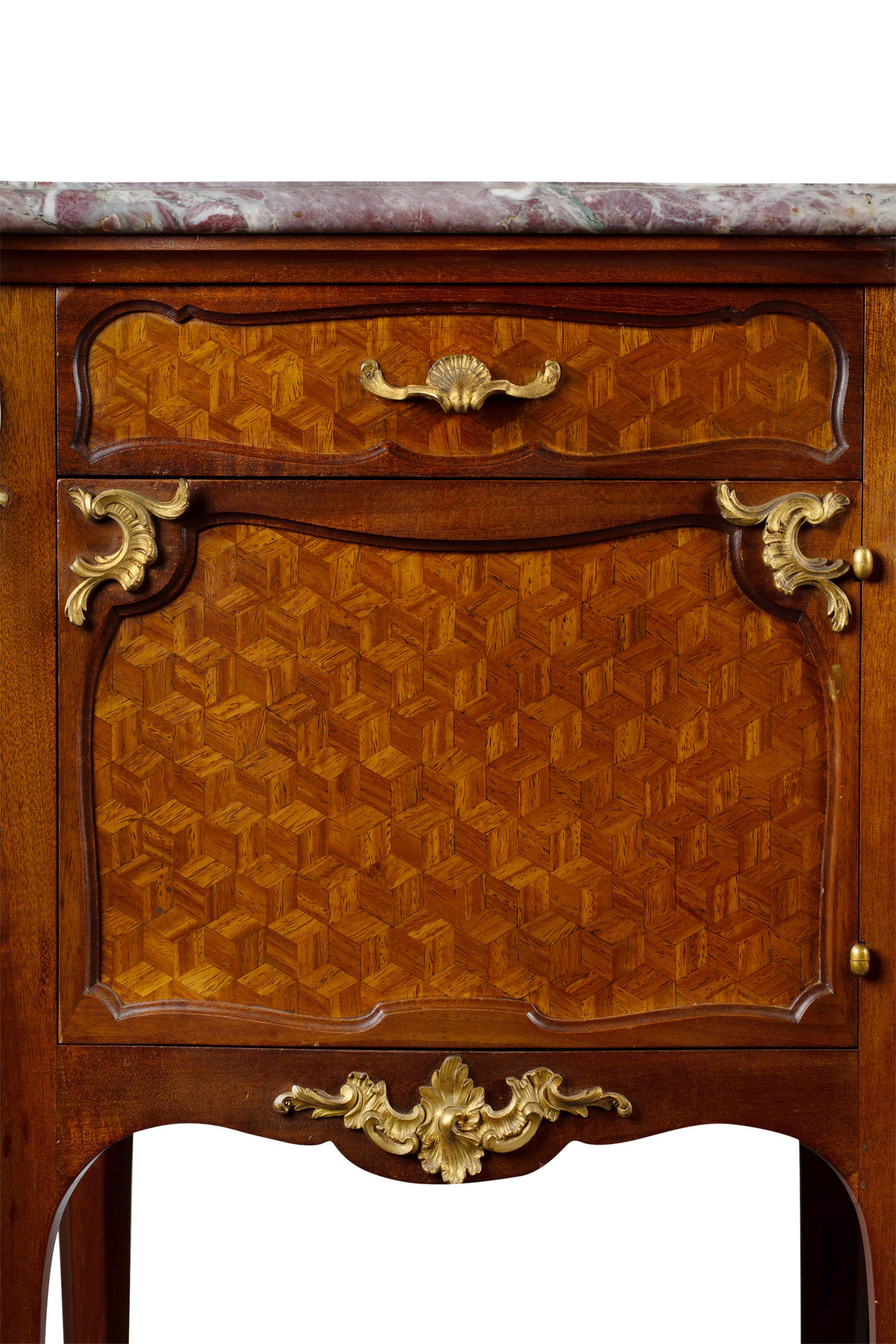 Rare ensemble de chambre à coucher de cinq pièces de style Louis XV, vers 1905 en vente 4