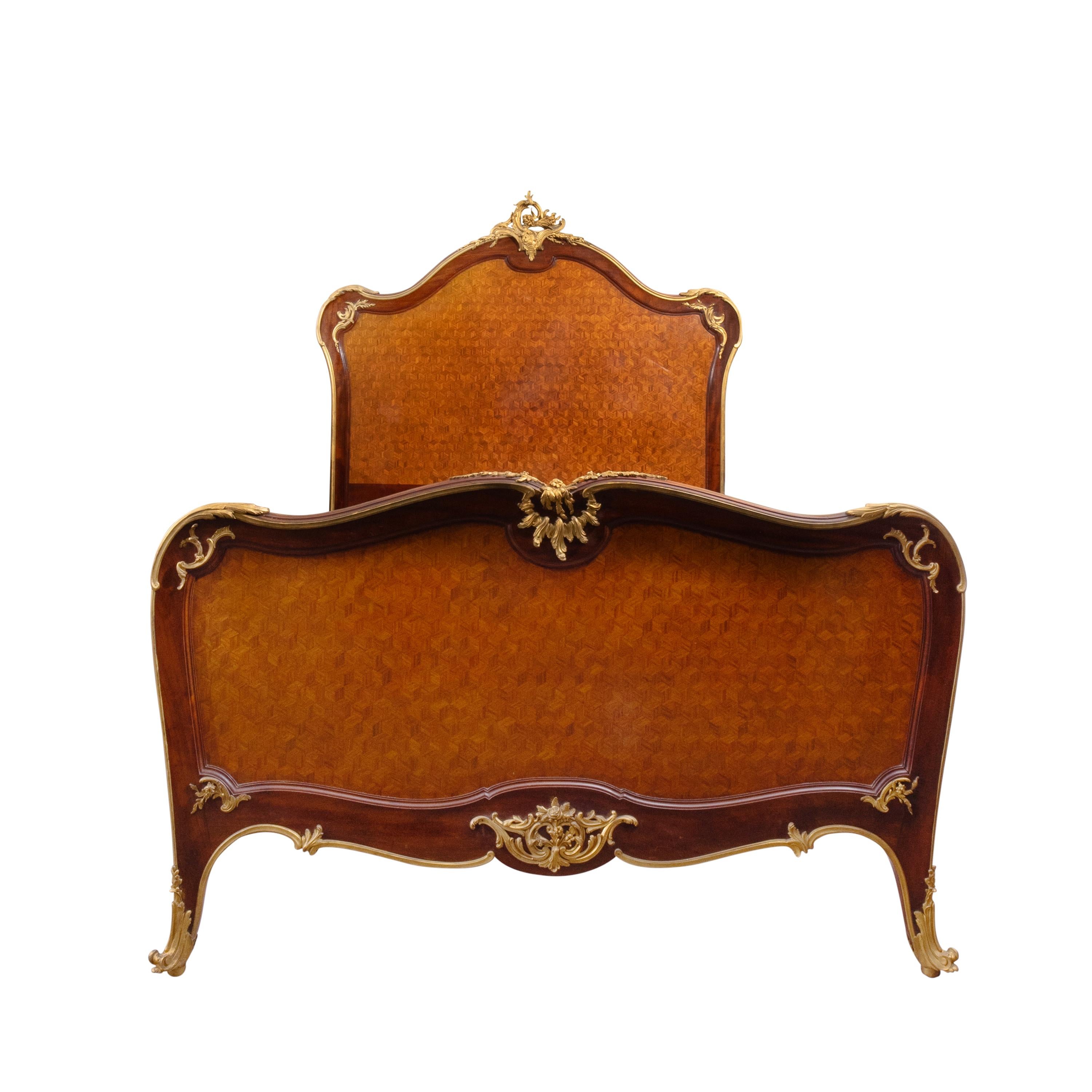 Rare ensemble de chambre à coucher de cinq pièces de style Louis XV, vers 1905 en vente 8