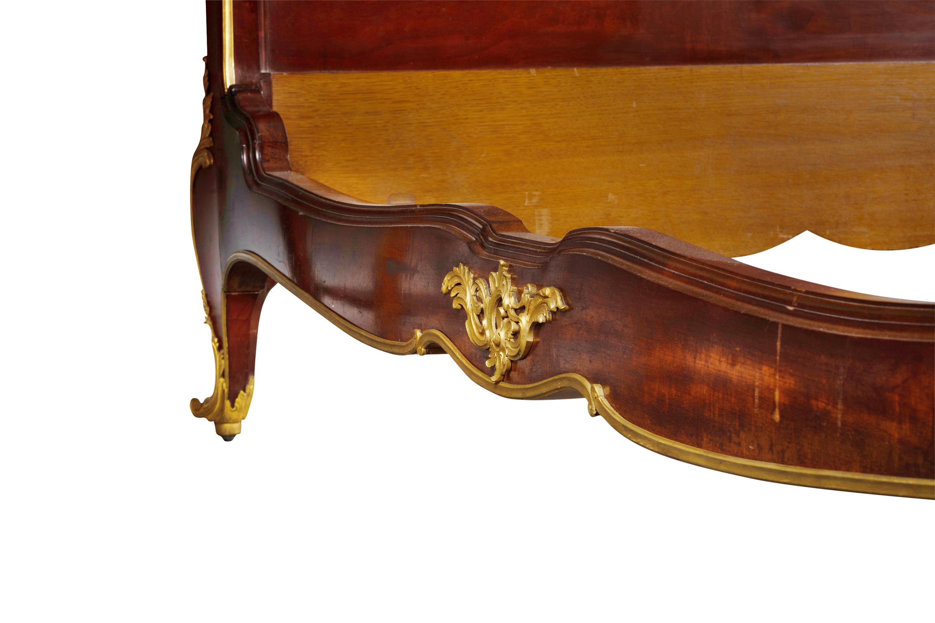 Rare ensemble de chambre à coucher de cinq pièces de style Louis XV, vers 1905 en vente 2