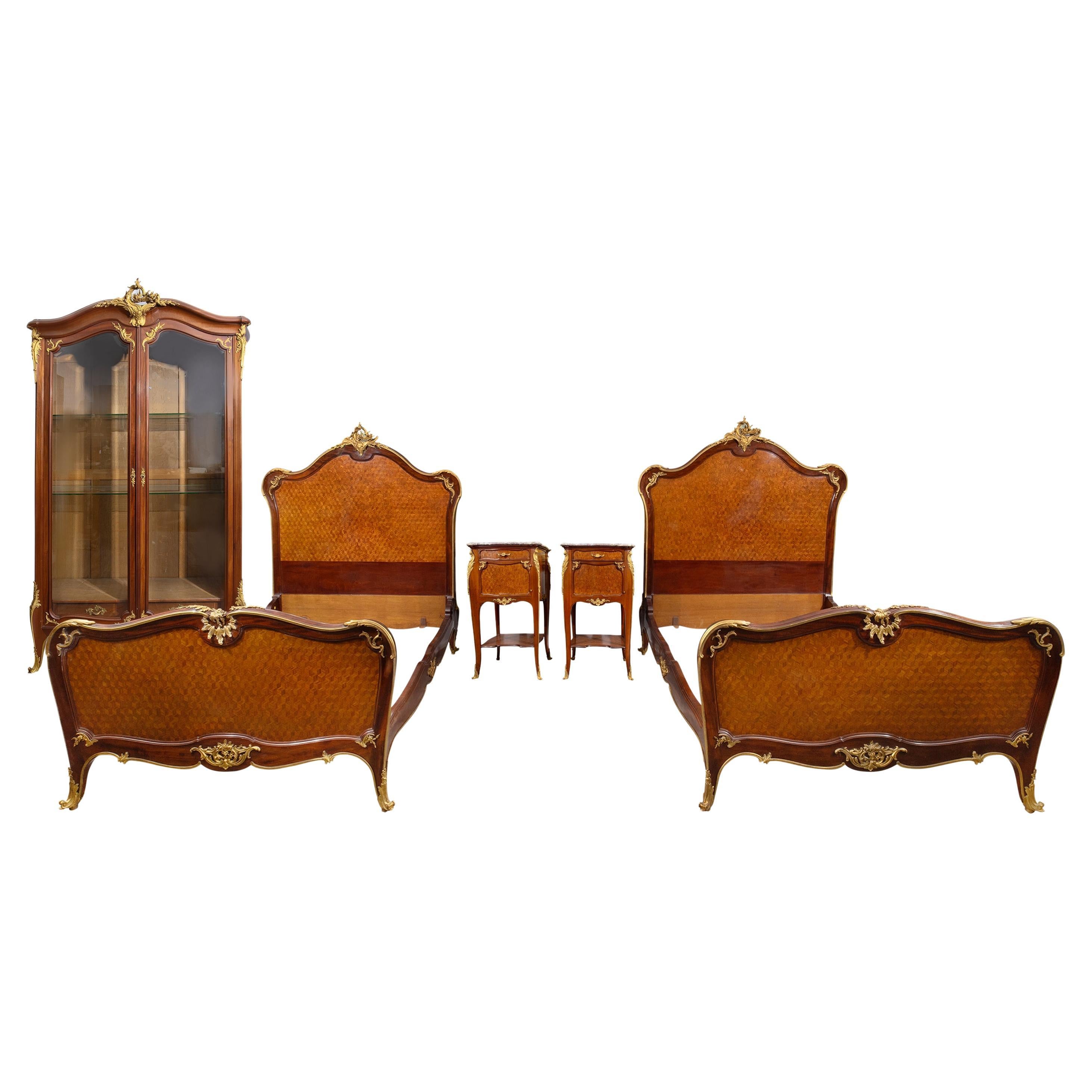 Rare ensemble de chambre à coucher de cinq pièces de style Louis XV, vers 1905 en vente