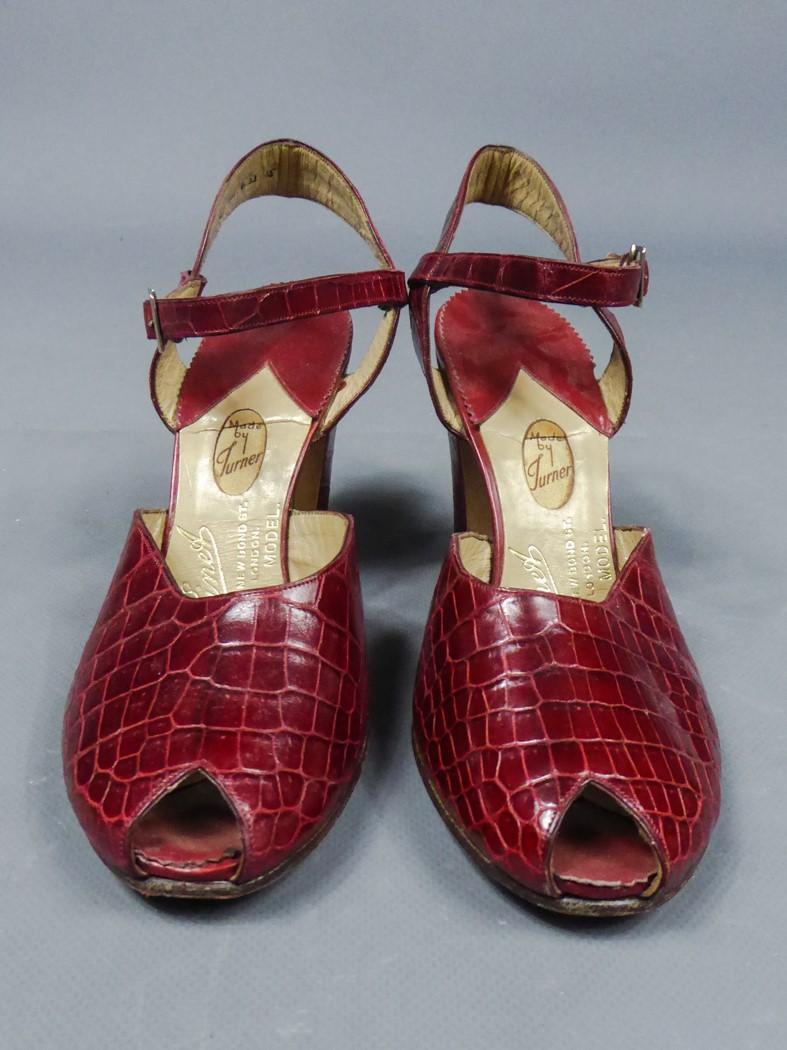 Circa 1935
Angleterre

Rare paire de chaussures en cuir pour collection signée François Pinet, célèbre bottier de luxe à Paris et Londres et datant des années 1930. Ces chaussures étaient accompagnées d'une robe Bordeaux Haute Couture de Nicole