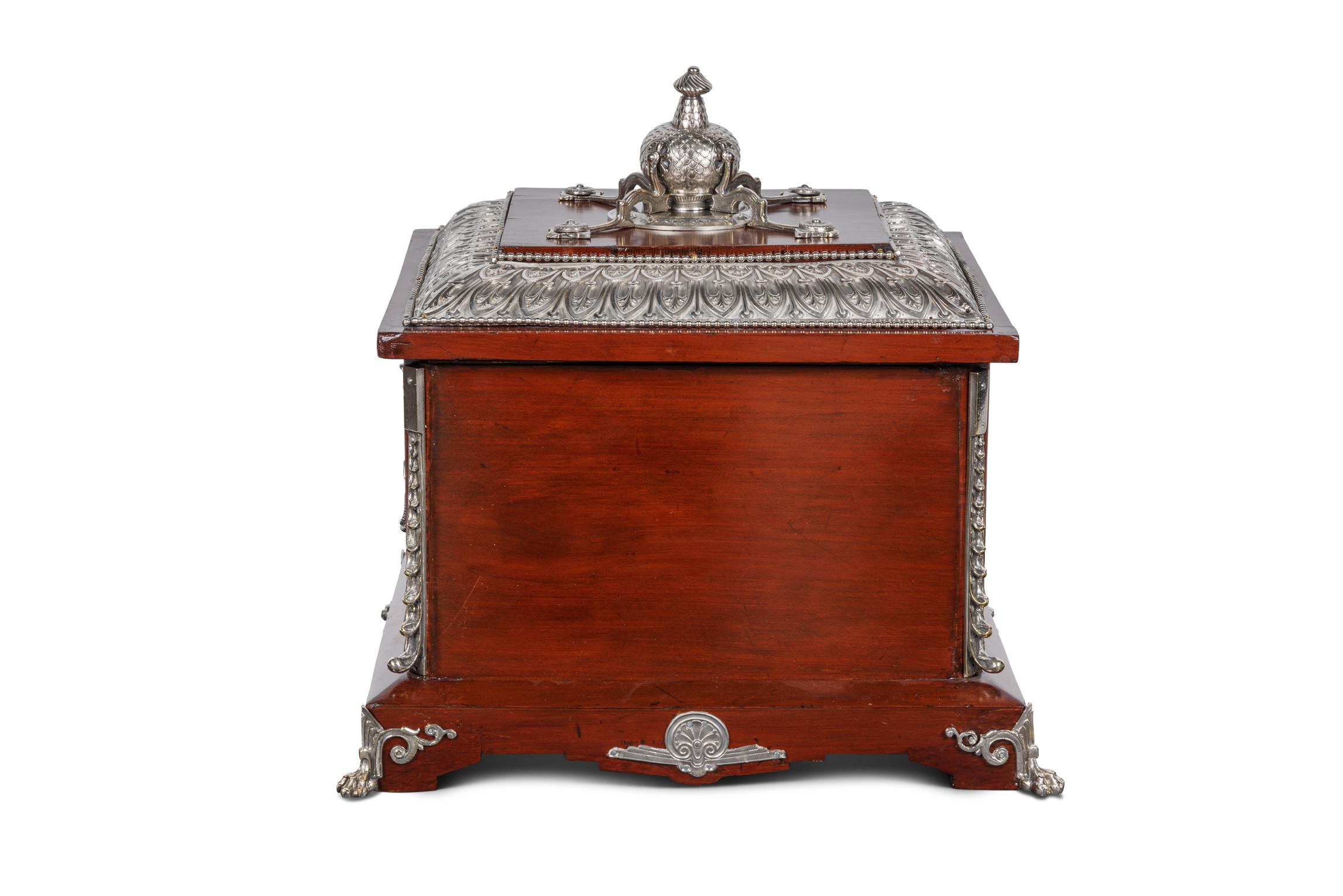 Rare cave à cigares française en bois et bronze argenté par Charles Guillaume Diehl et Jean Brandely, C.I.C. 1860, Paris

Cette extraordinaire cave à cigares, fabriquée par les artisans français Charles Guillaume Diehl et Jean Brandely, est un