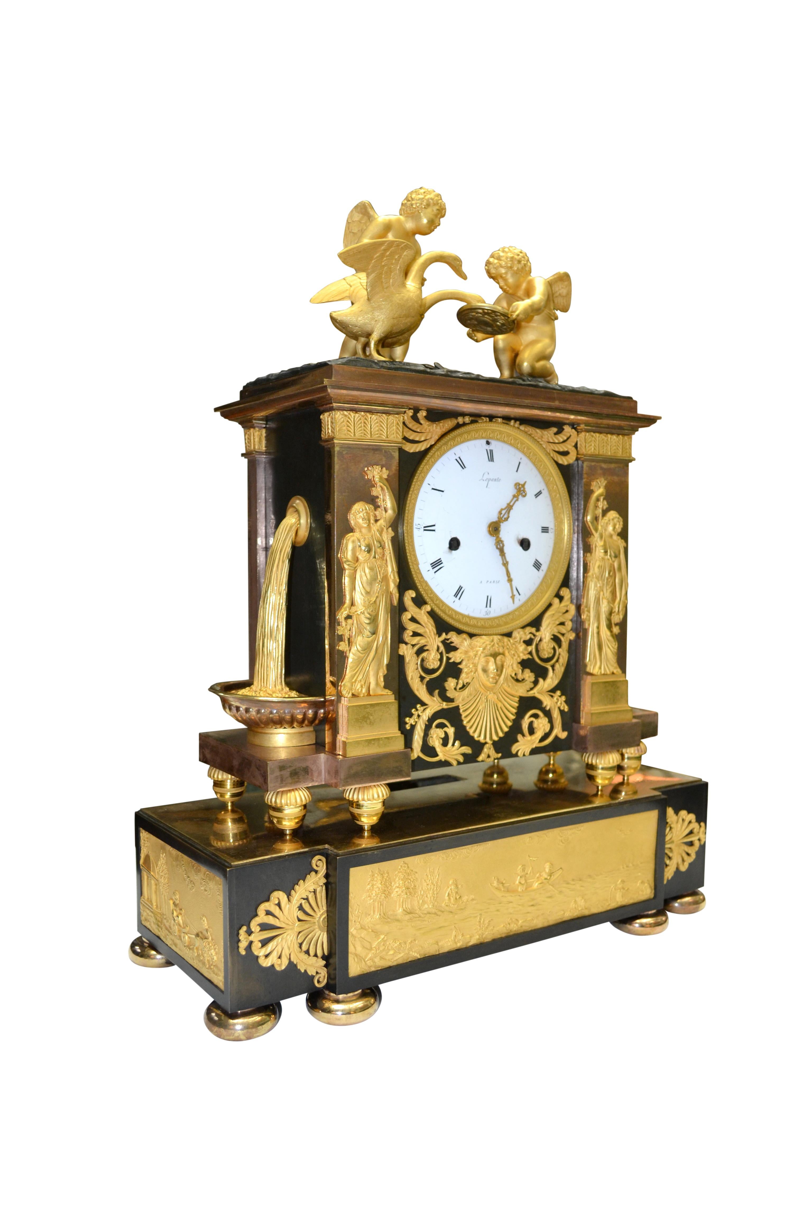 Une très rare et importante pendule Empire française signée par la dynastie de maîtres horlogers Jean-André Lepaute et son frère Jean-Baptiste Lepaute.

Le coffret, en forme de portail antique, est en deux parties, toutes deux en bronze patiné et