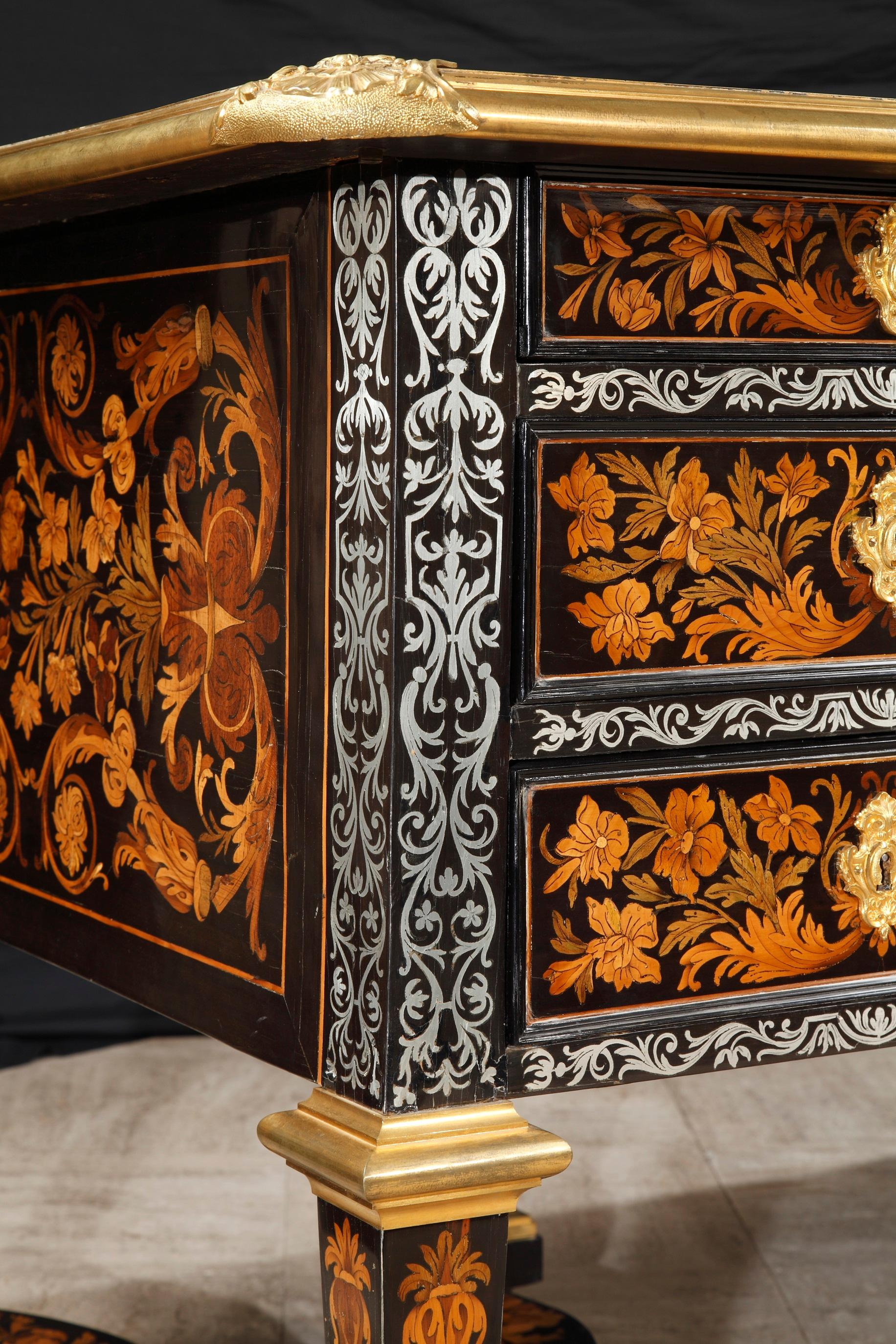 Seltener großer französischer Louis XIV Schreibtisch aus Zinn und Obstholz mit Intarsien im Angebot 5