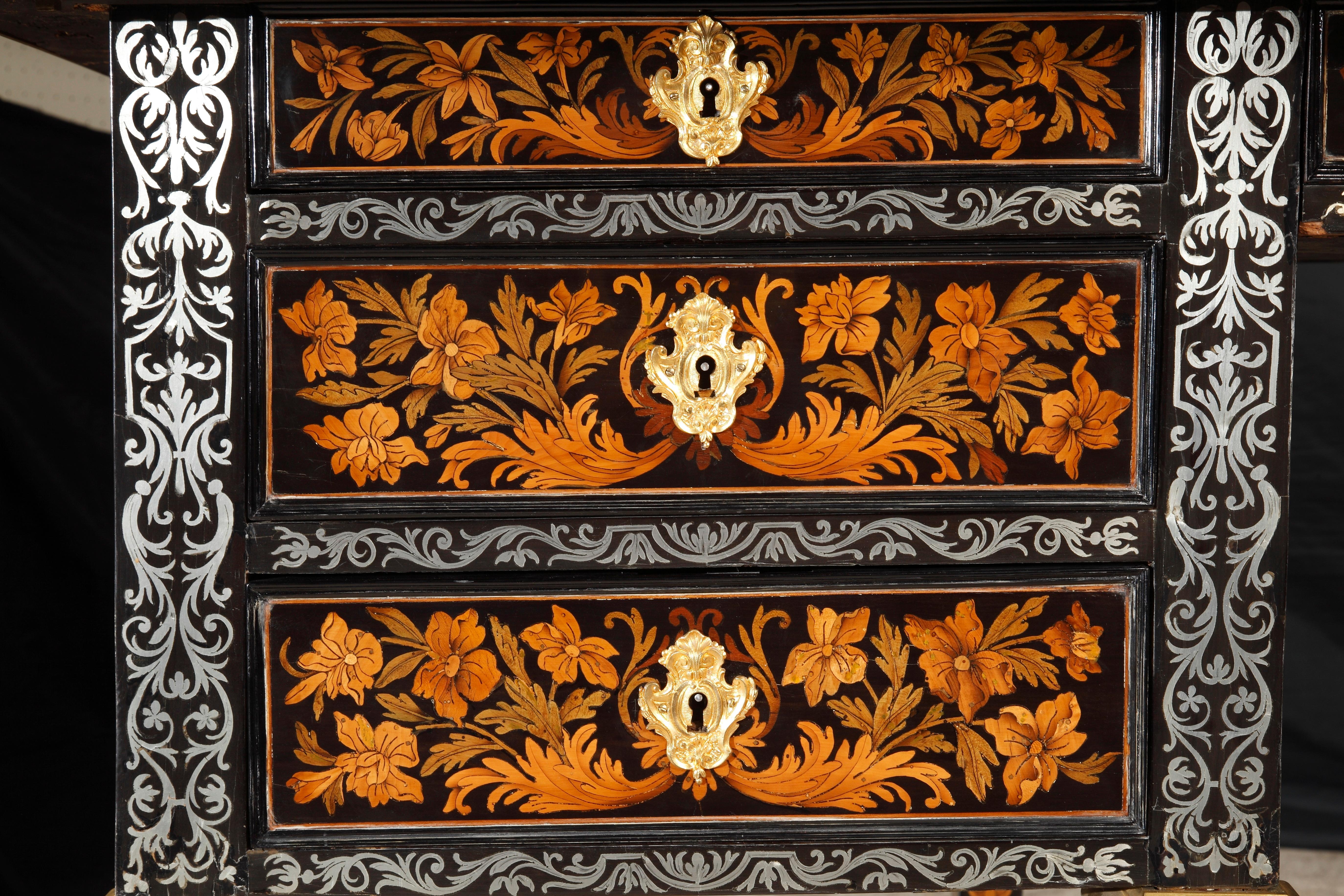 Seltener großer französischer Louis XIV Schreibtisch aus Zinn und Obstholz mit Intarsien im Angebot 6
