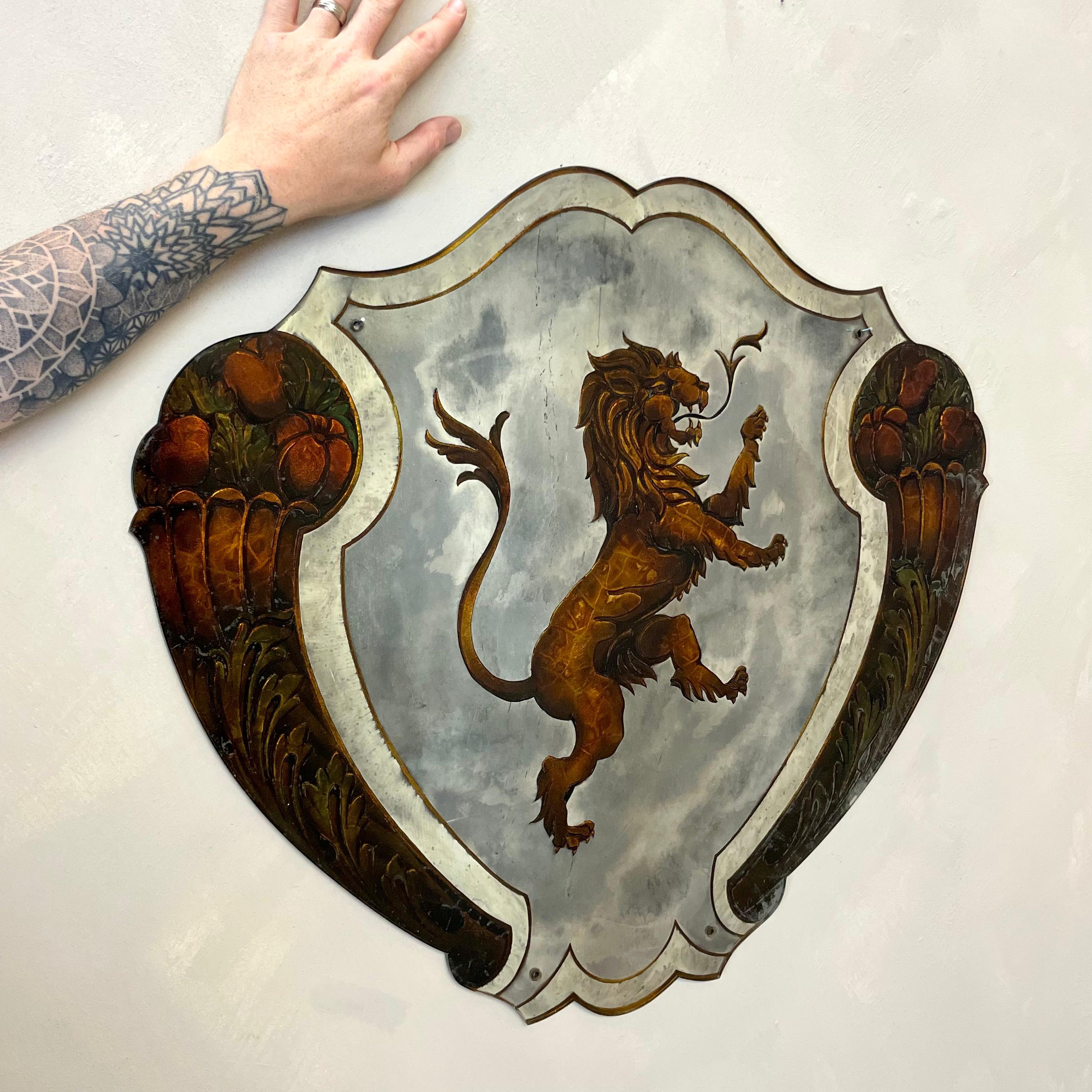 Ein seltener französischer Verre Eglomisé-Spiegel, der einen heraldischen Löwen mit detailliertem Blatt- und Blumendekor aus Kupfer und Gold darstellt.
Der Spiegel selbst ist natürlich stockfleckig und sieht von beiden Seiten sehr geräuchert aus.