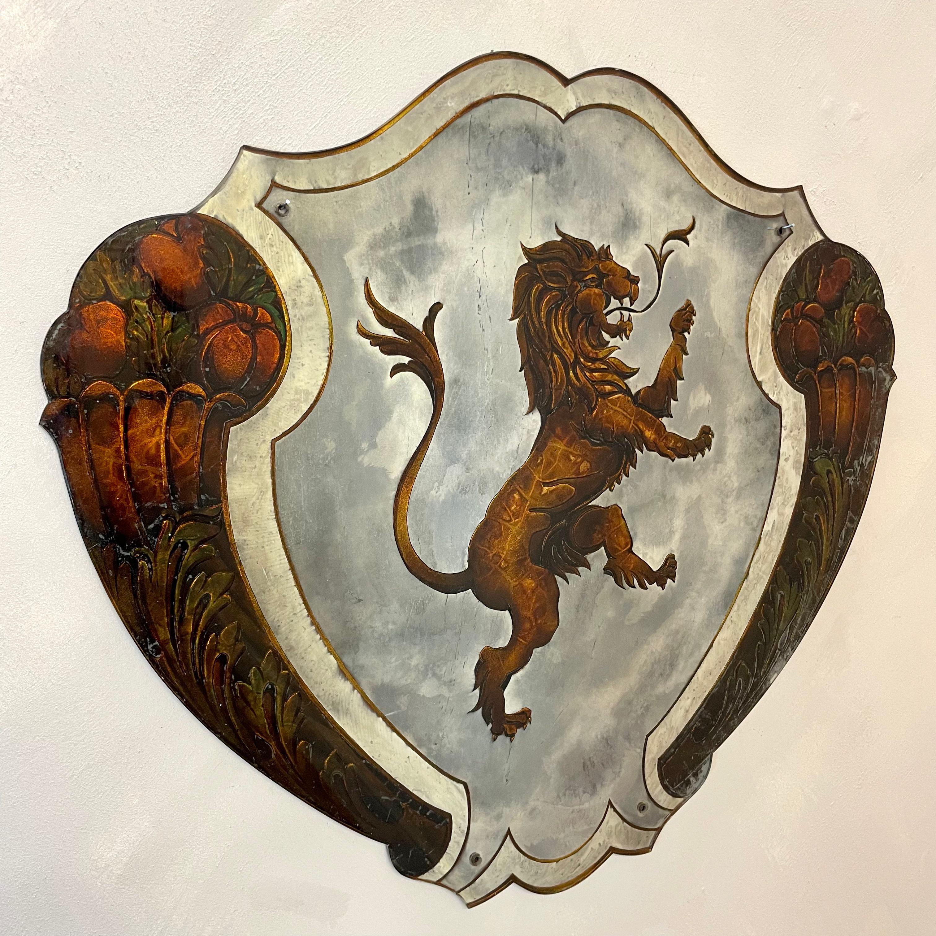 Seltener französischer Spiegel aus Verre Eglomisé, der einen heraldischen Löwen abbildet  (Handbemalt) im Angebot