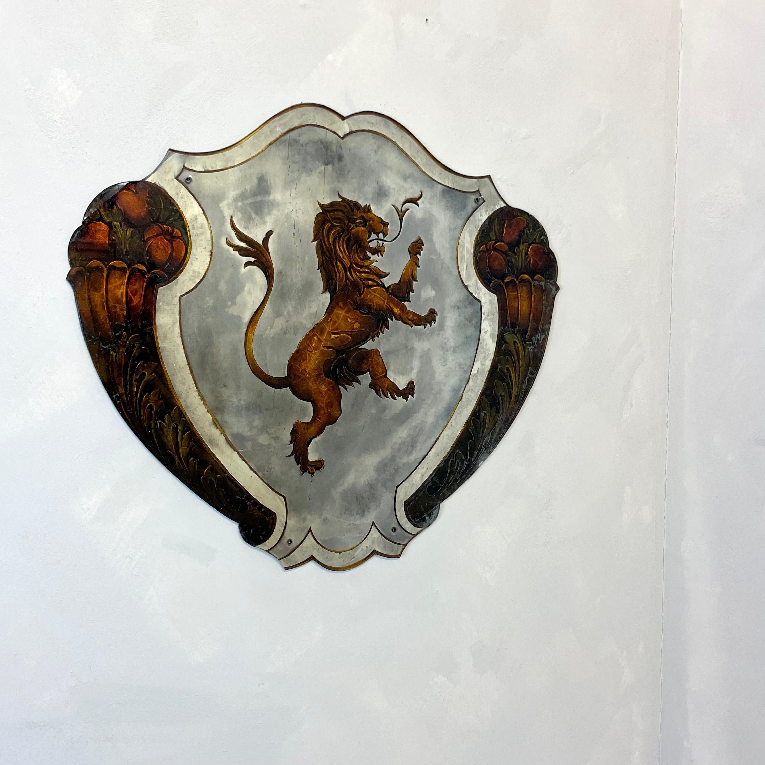 Seltener französischer Spiegel aus Verre Eglomisé, der einen heraldischen Löwen abbildet  im Angebot 3