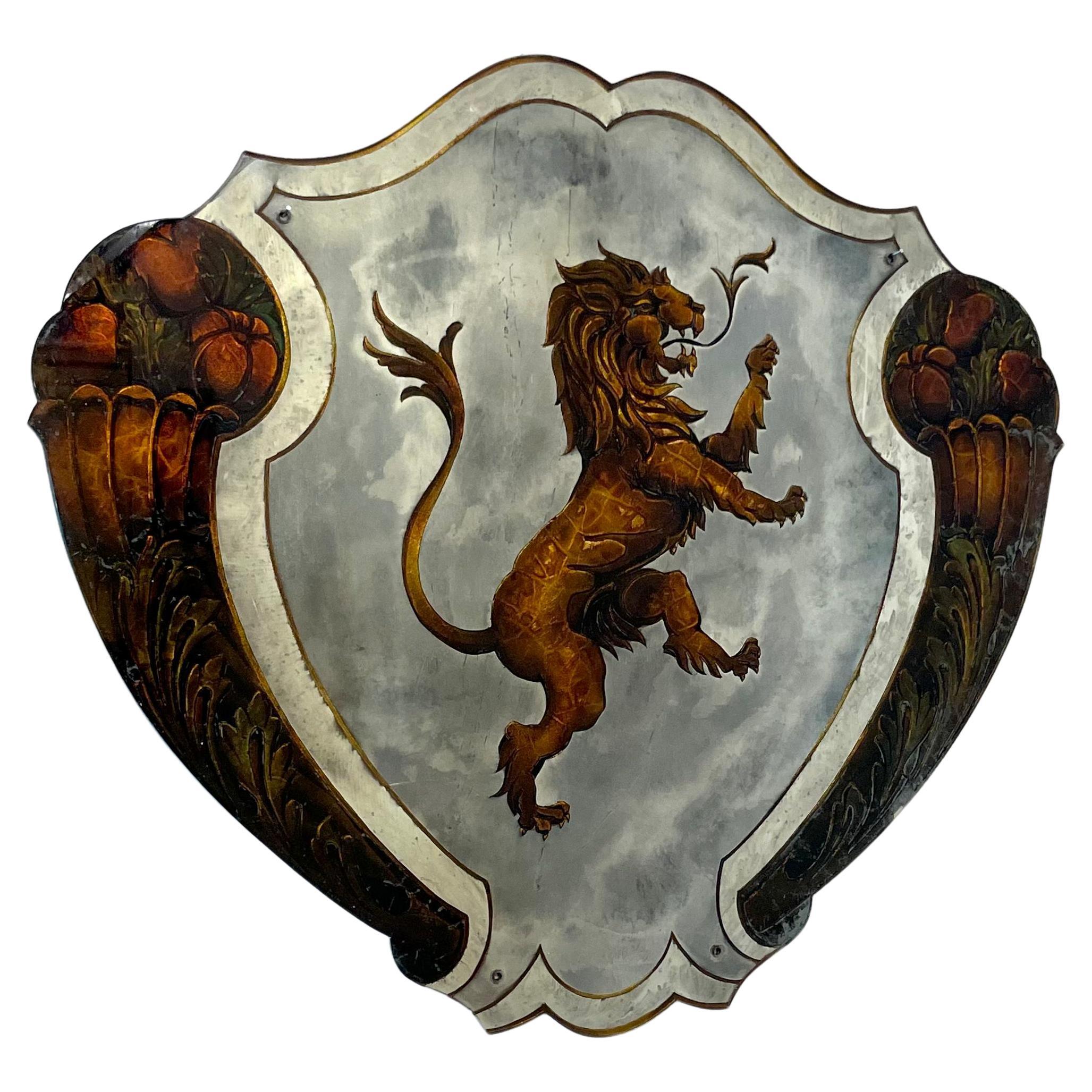 Seltener französischer Spiegel aus Verre Eglomisé, der einen heraldischen Löwen abbildet  im Angebot