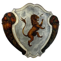 Seltener französischer Spiegel aus Verre Eglomisé, der einen heraldischen Löwen abbildet 