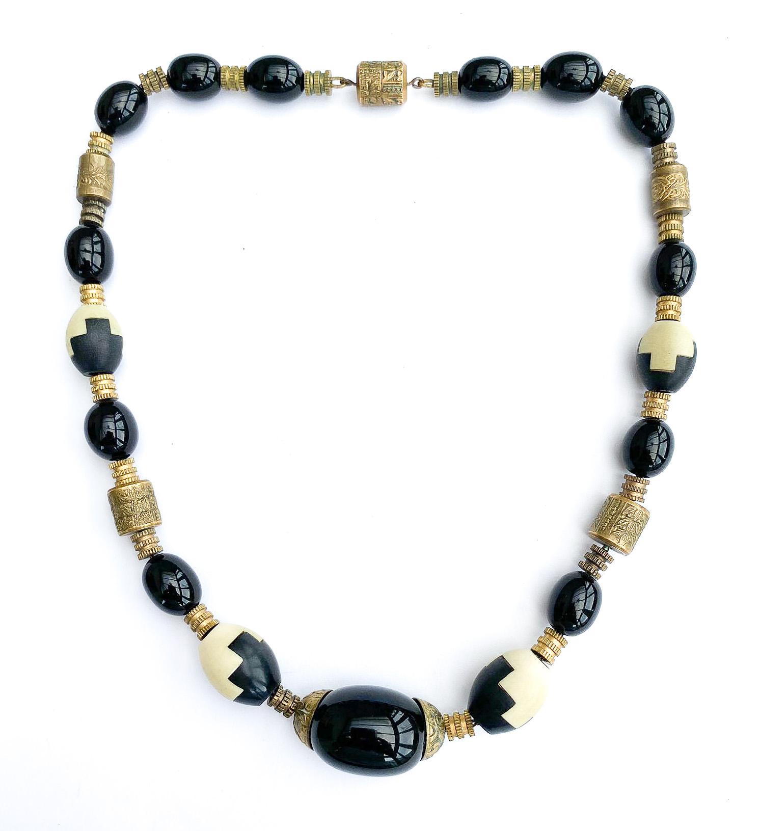 Ein seltenes, einreihiges Collier von Louis Rousselet im Stil des Pariser Art déco. Hergestellt aus Galalith-Perlen (ein dem Bakelit ähnliches Material, aber französisch/kontinental und etwas älter als sein amerikanisches Gegenstück), in einer der