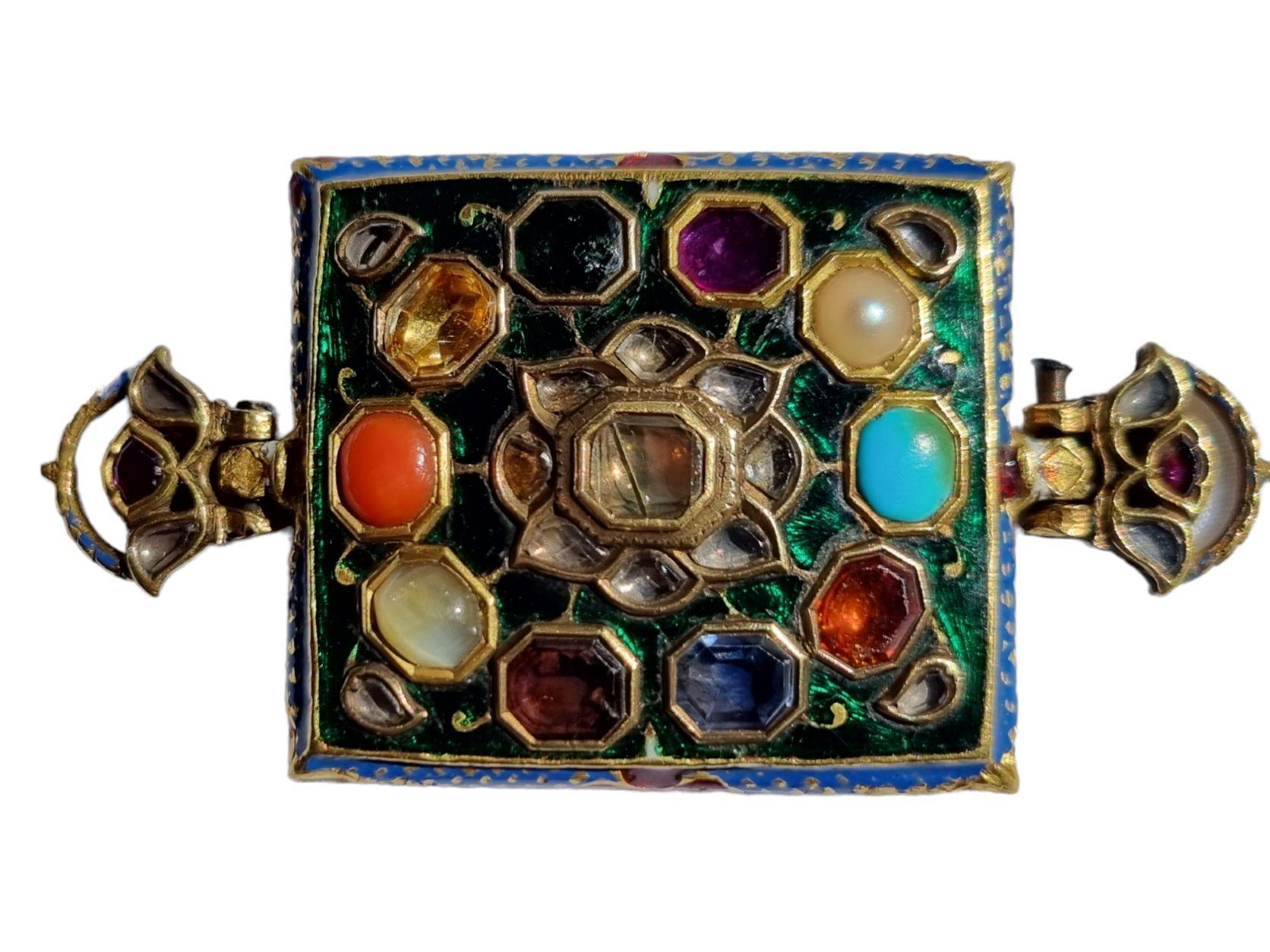 Seltenes, mit Edelsteinen besetztes, emailliertes Goldarmband 'Bazuband' Mughal Indien 18./19. Jahrhundert (Antiker Kissenschliff) im Angebot