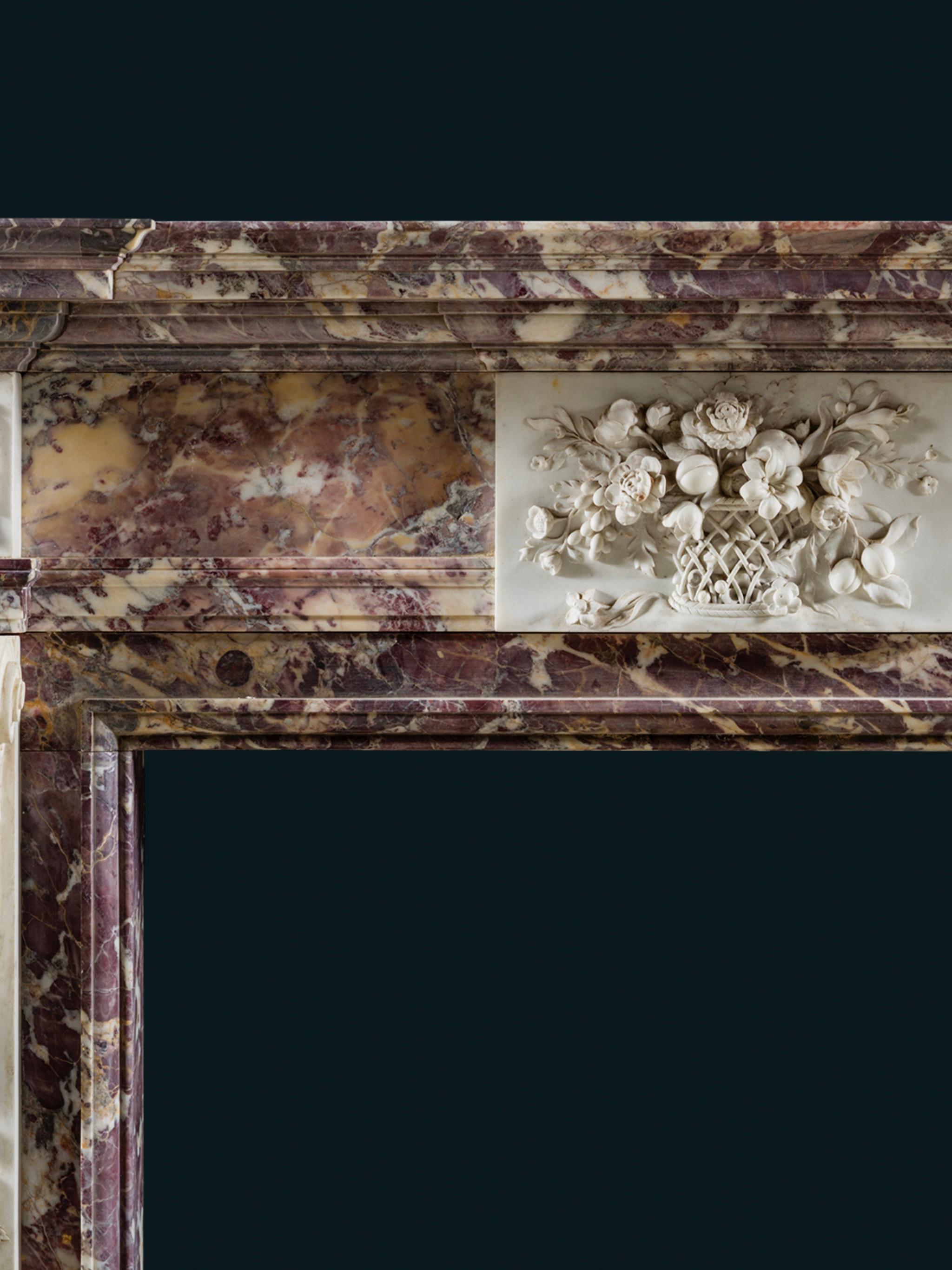 Provenance
Ex. Christopher Gibbs et de là Nigel Bartlett, annoncé le 20 avril 1995
Précédemment annoncé par Spink & Son Ltd de King Street SW1.

Rare et inhabituelle cheminée palladienne de style George II en marbre Breccia Violette panaché, décorée