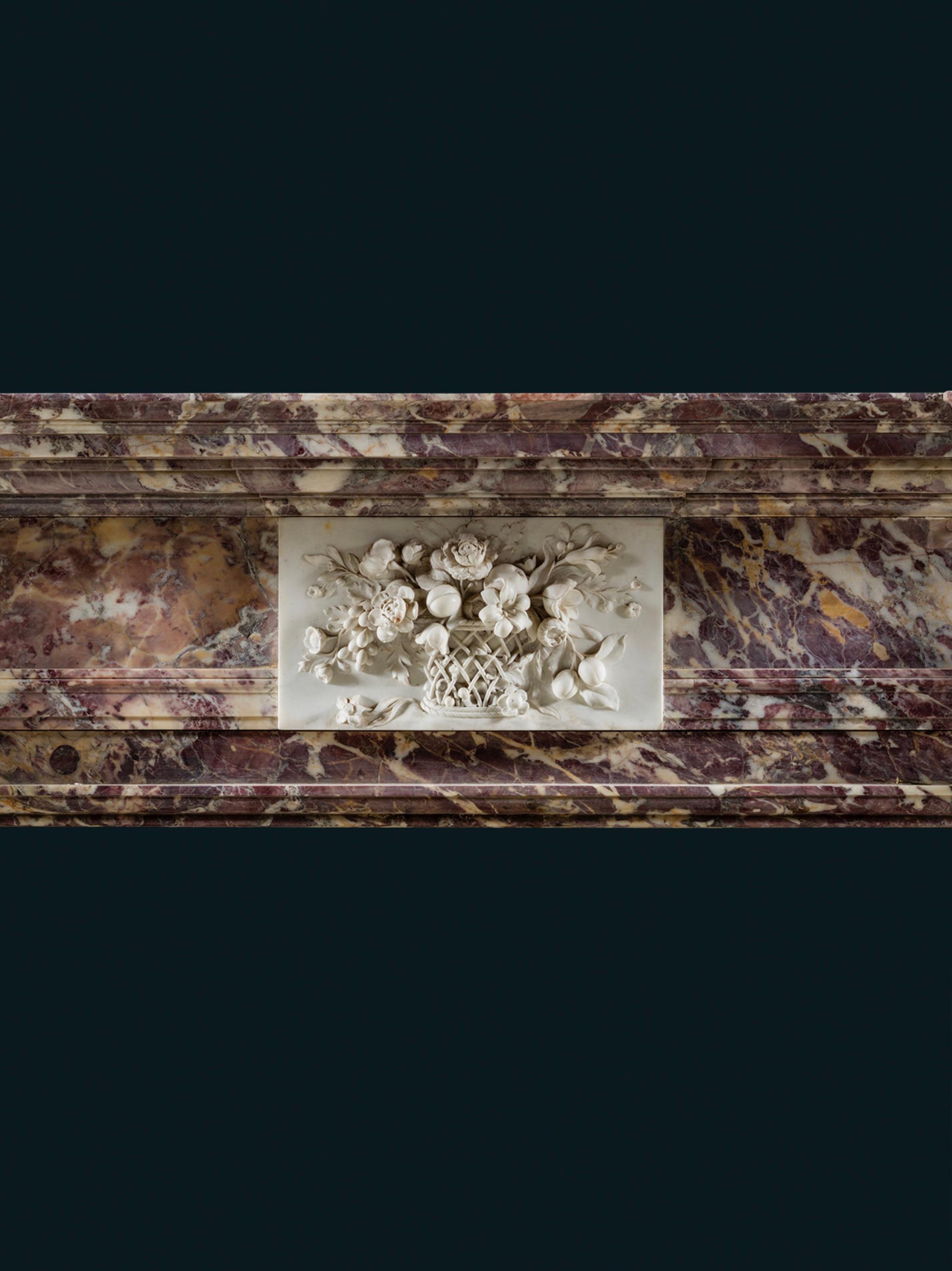 Sculpté Rare cheminée palladienne de George II en Violette et marbre statuaire en vente
