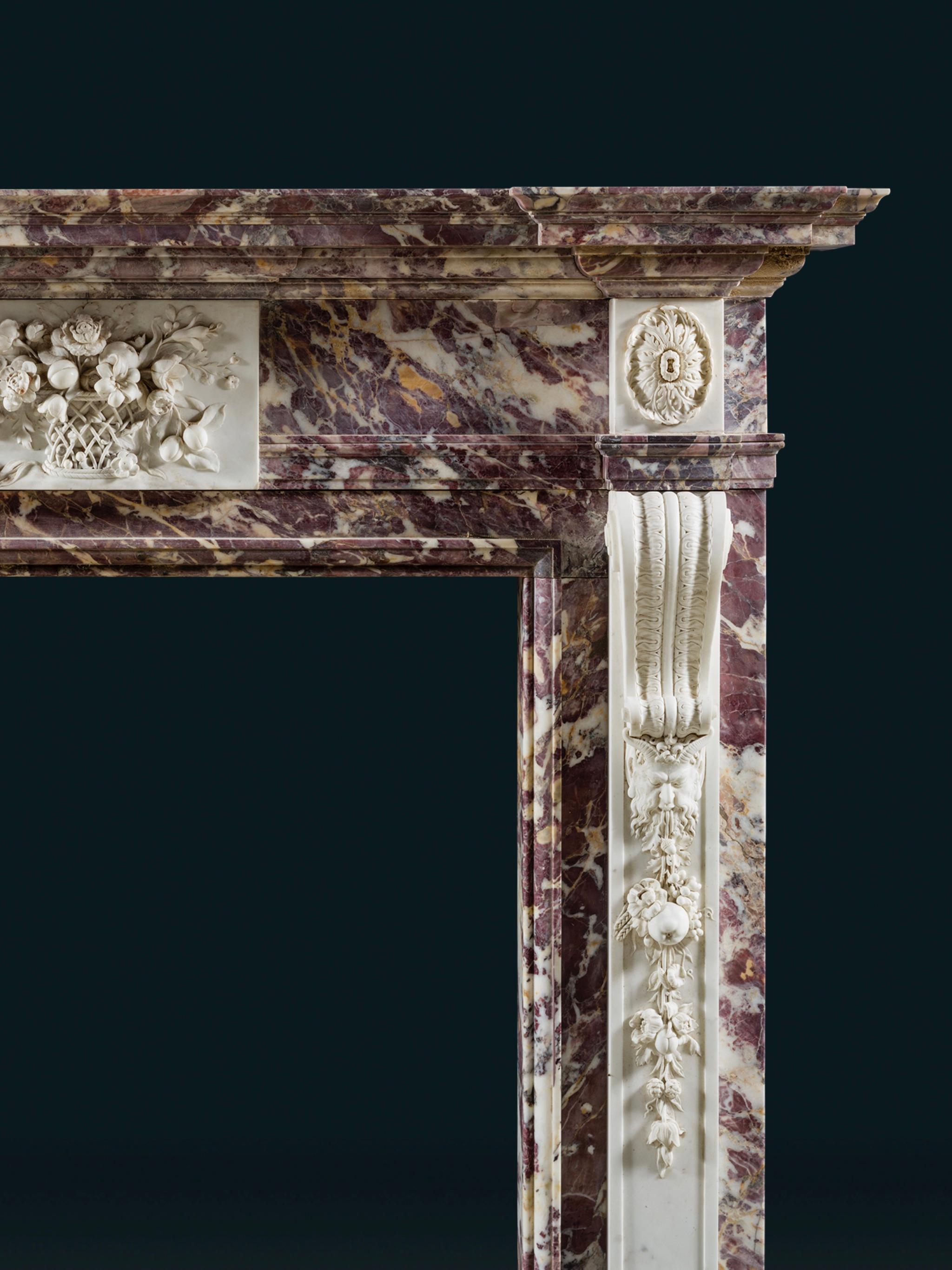 XVIIIe siècle Rare cheminée palladienne de George II en Violette et marbre statuaire en vente