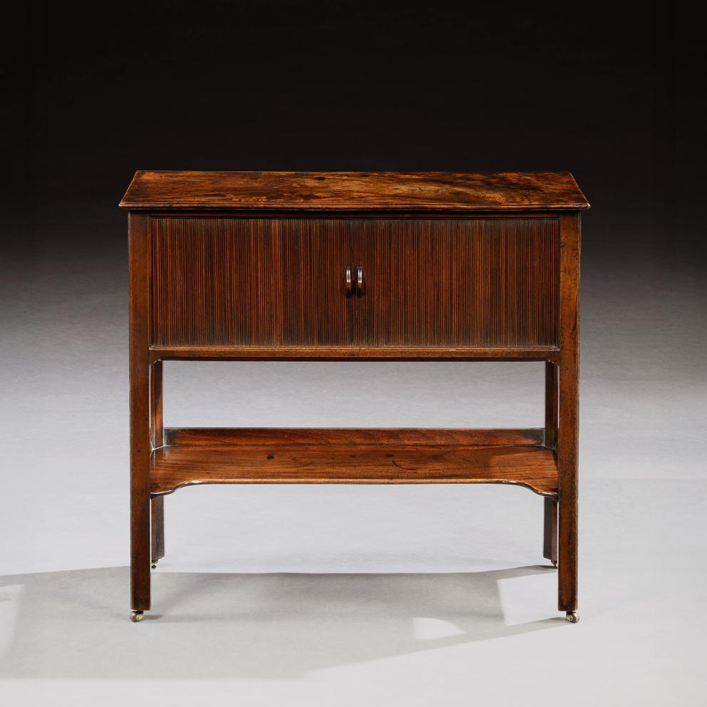 Maravilloso Gabinete de Caoba del Periodo Jorge III de Pequeñas Proporciones y Color Sobresaliente.

Este raro armario de caoba, que se distingue por sus puertas de doble tambor, es un ejemplo muy poco habitual de la artesanía inglesa del siglo