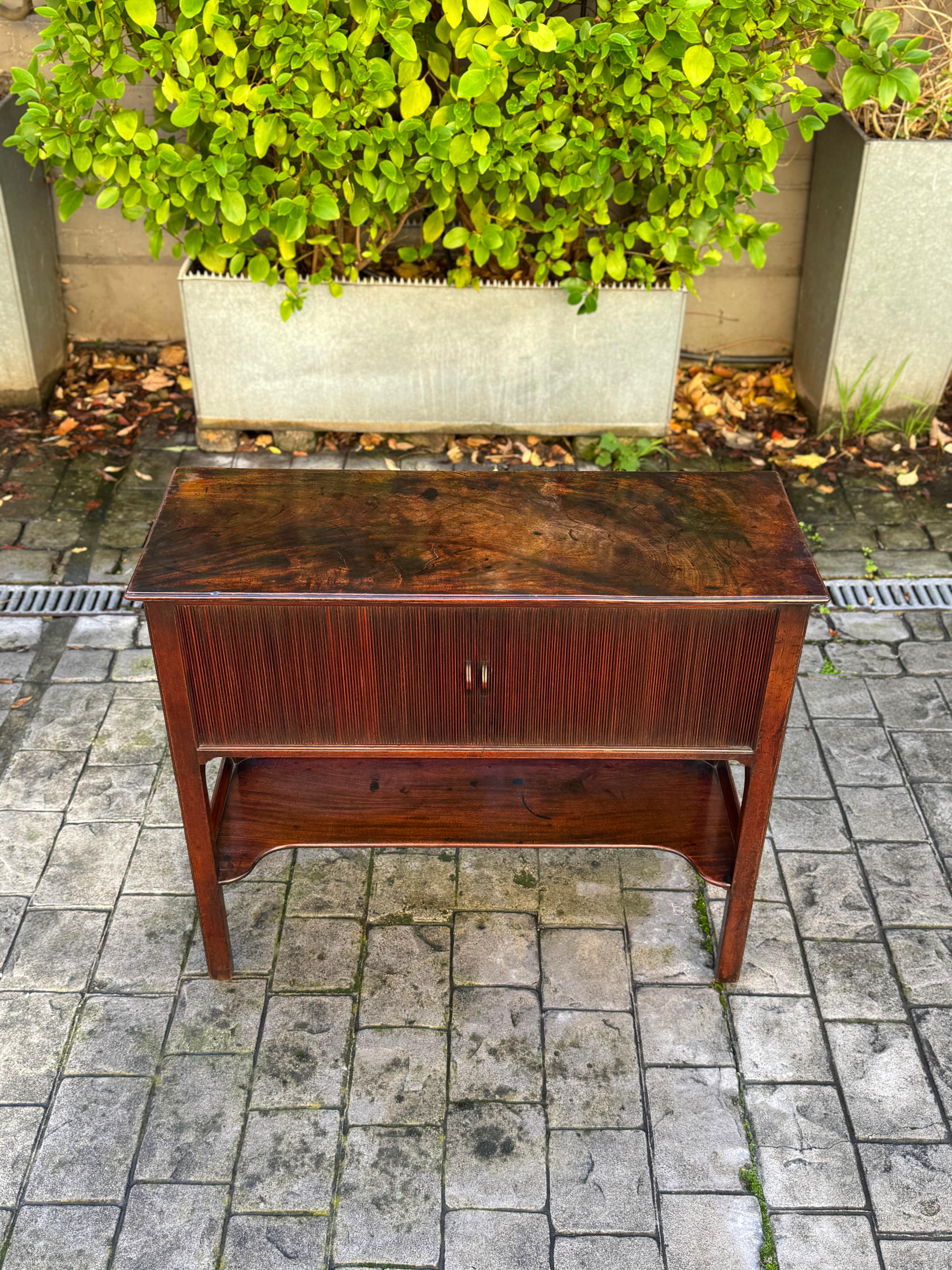 Raro armario de caoba de la época de Jorge III Tallado en venta