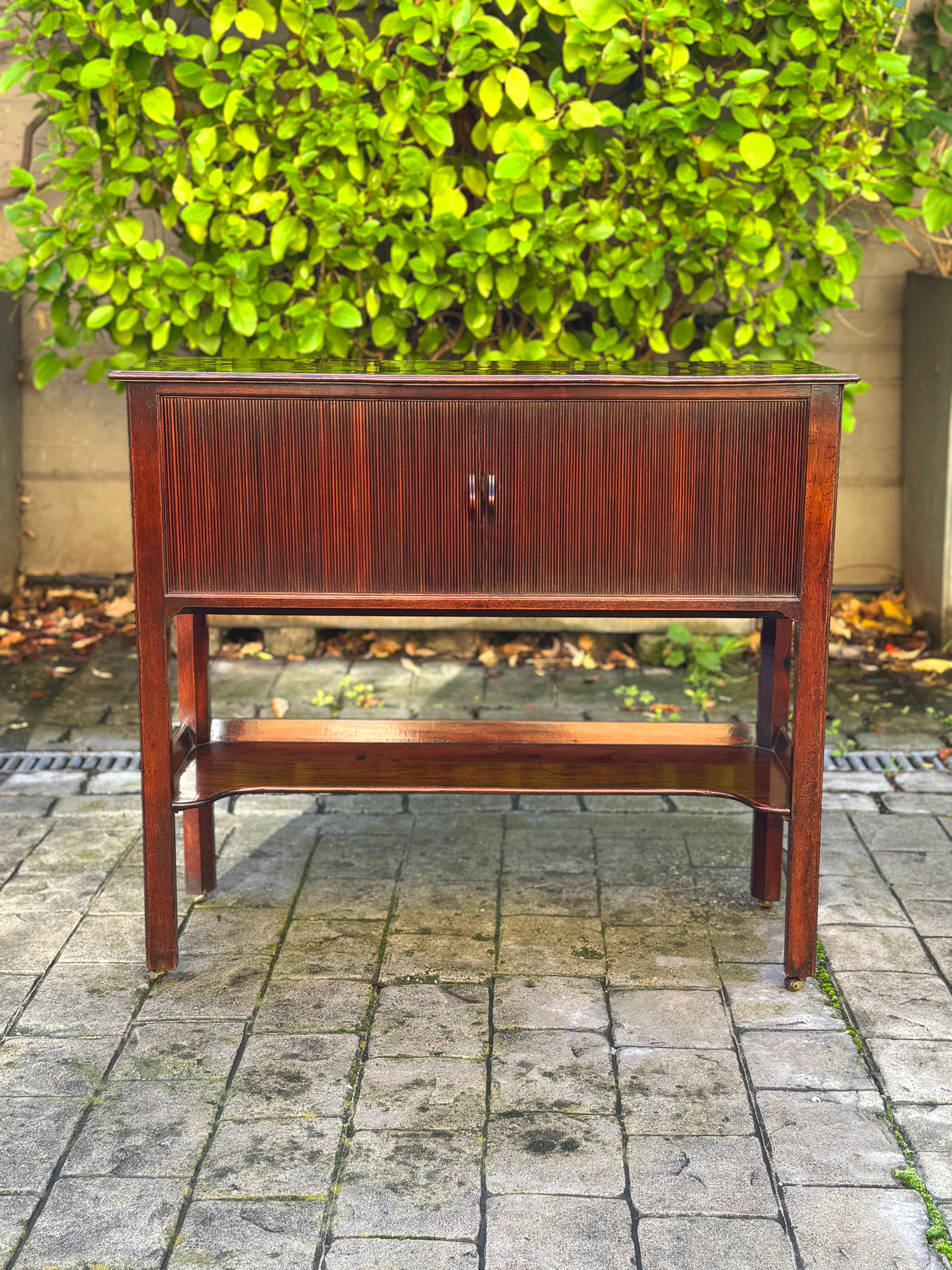 Raro armario de caoba de la época de Jorge III en Bueno estado para la venta en London, GB