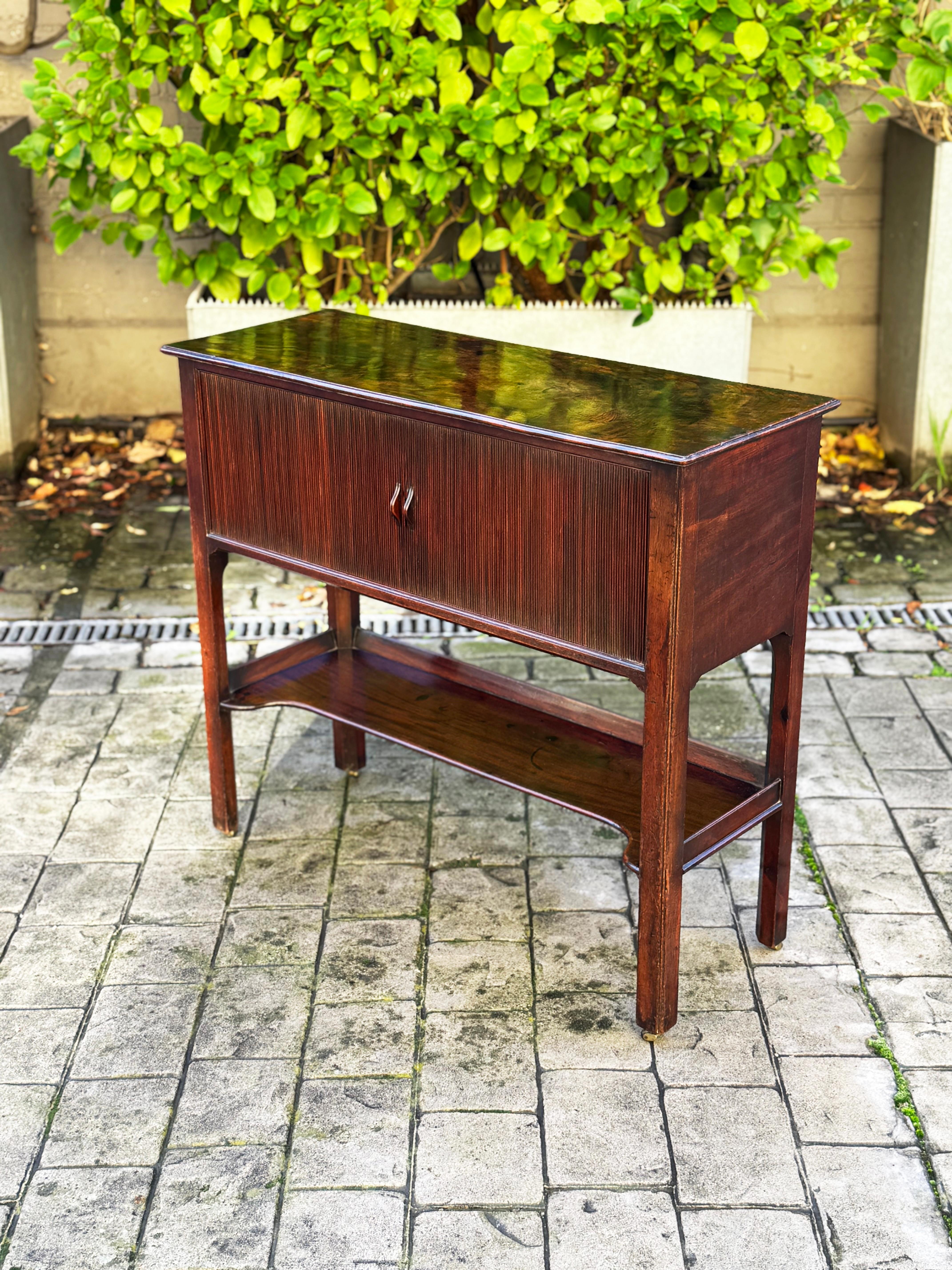 Raro armario de caoba de la época de Jorge III finales del siglo XVIII en venta