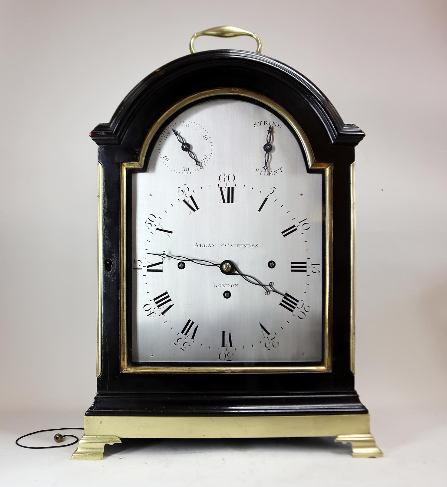 Rare exemple d'horloge à console à carillon en quart de cercle fabriquée de 1800 à 1805 par John Allam et Thomas Caithness, avec un mouvement à triple fusée de huit jours sonnant sur dix cloches. Cette horloge possède un échappement à recul