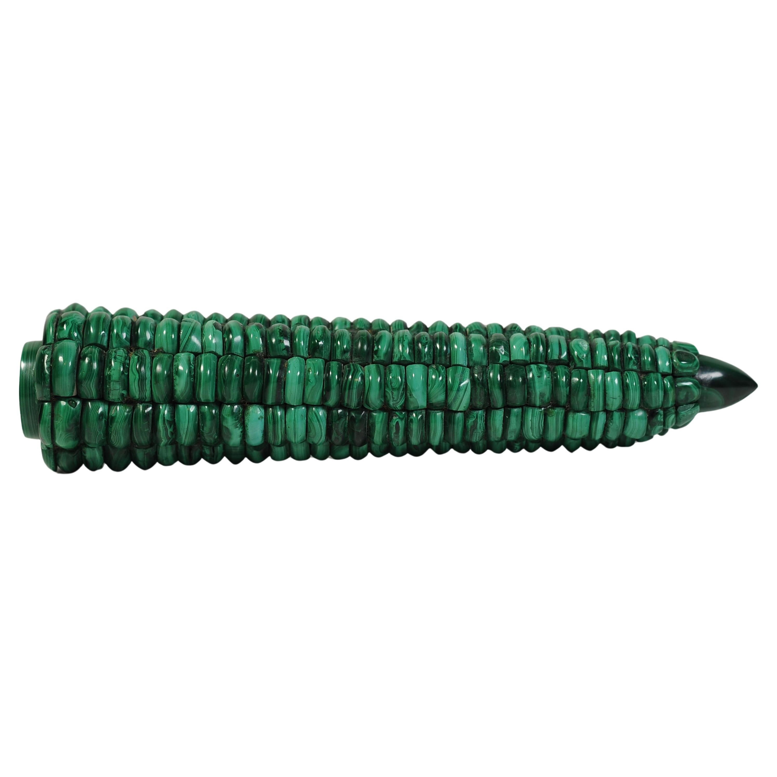 Un raro Obelisco scultoreo decorativo in malachite verde, adatto per il caminetto o la scrivania 

Artigianato squisito, colore meraviglioso. 
Un sontuoso oggetto decorativo artigianale in malachite verde che riprende la forma e il design delle