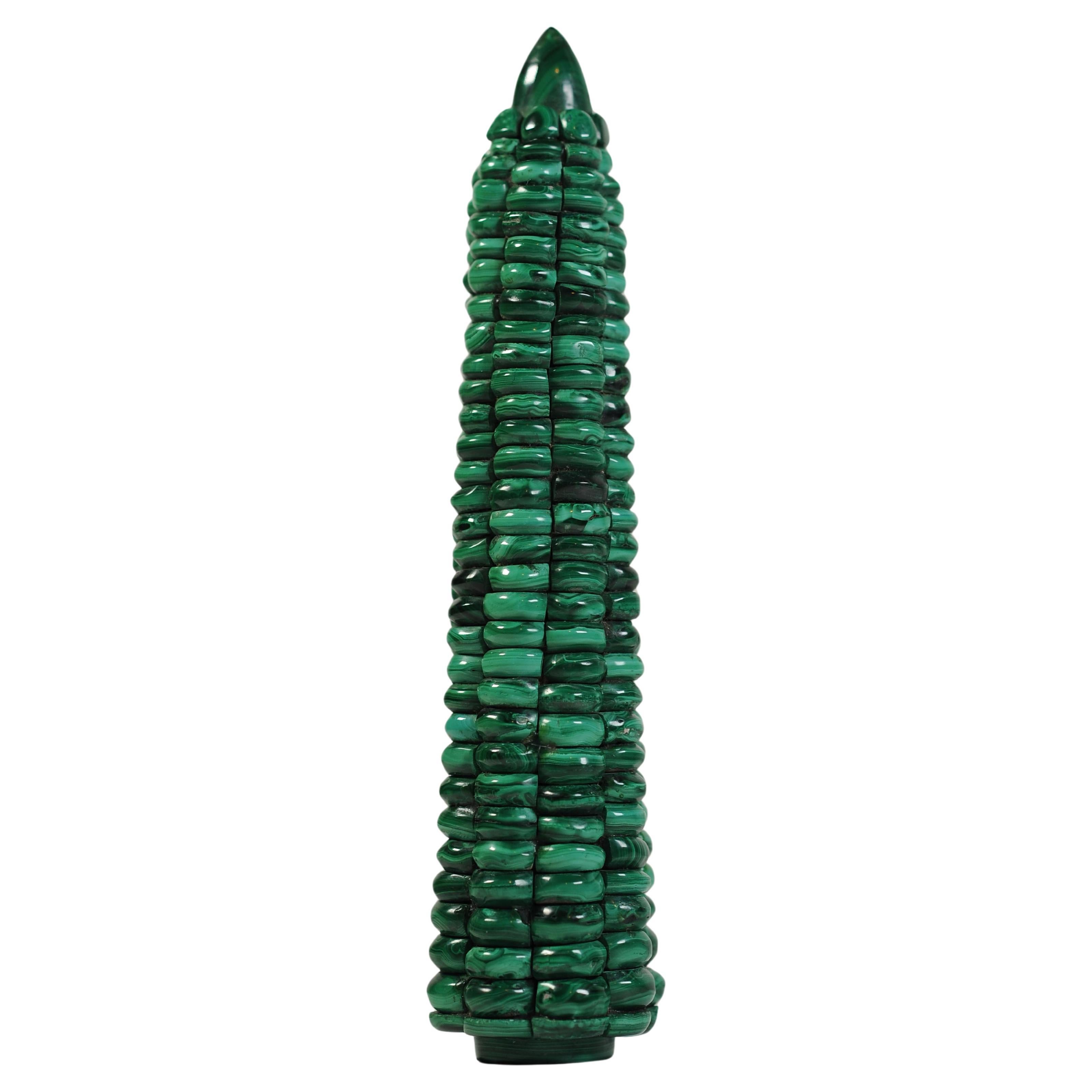 Art Déco Un raro obelisco in malachite verde, scultura decorativa in pannocchia in vendita