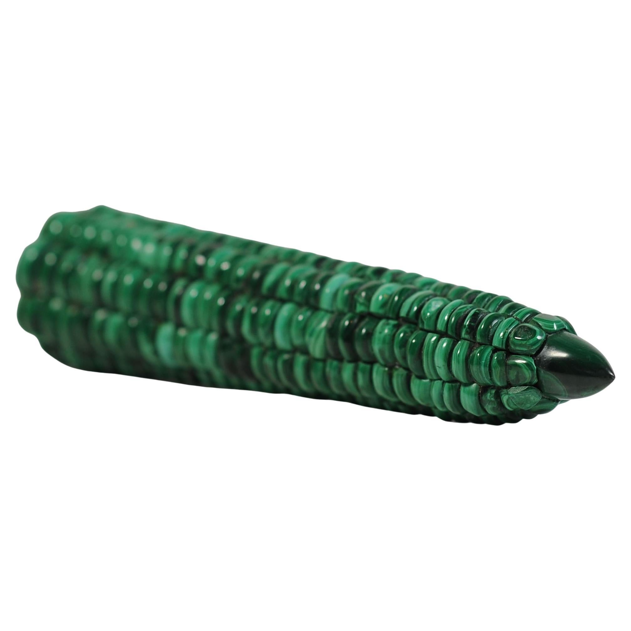 Italiano Un raro obelisco in malachite verde, scultura decorativa in pannocchia in vendita