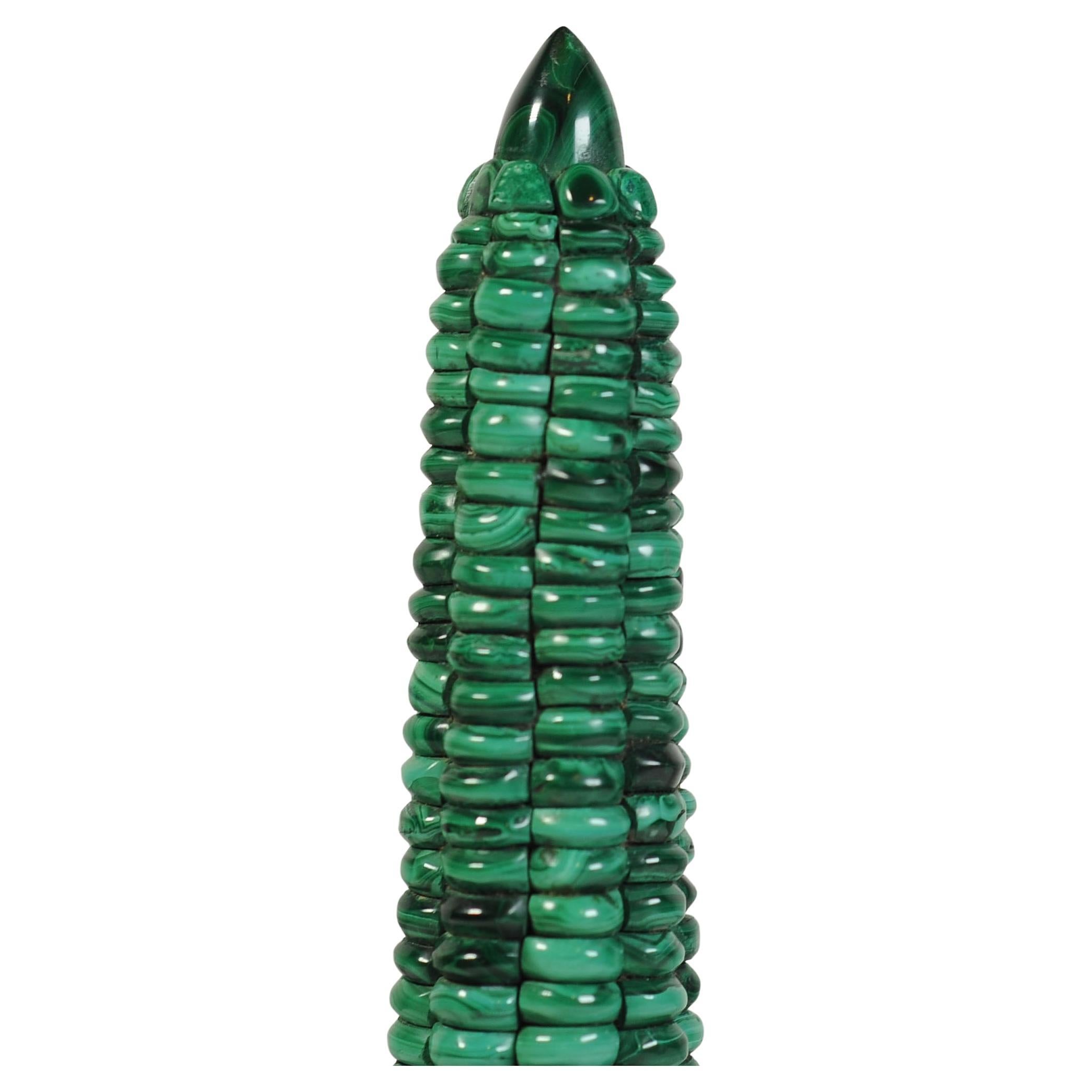 Fatto a mano Un raro obelisco in malachite verde, scultura decorativa in pannocchia in vendita