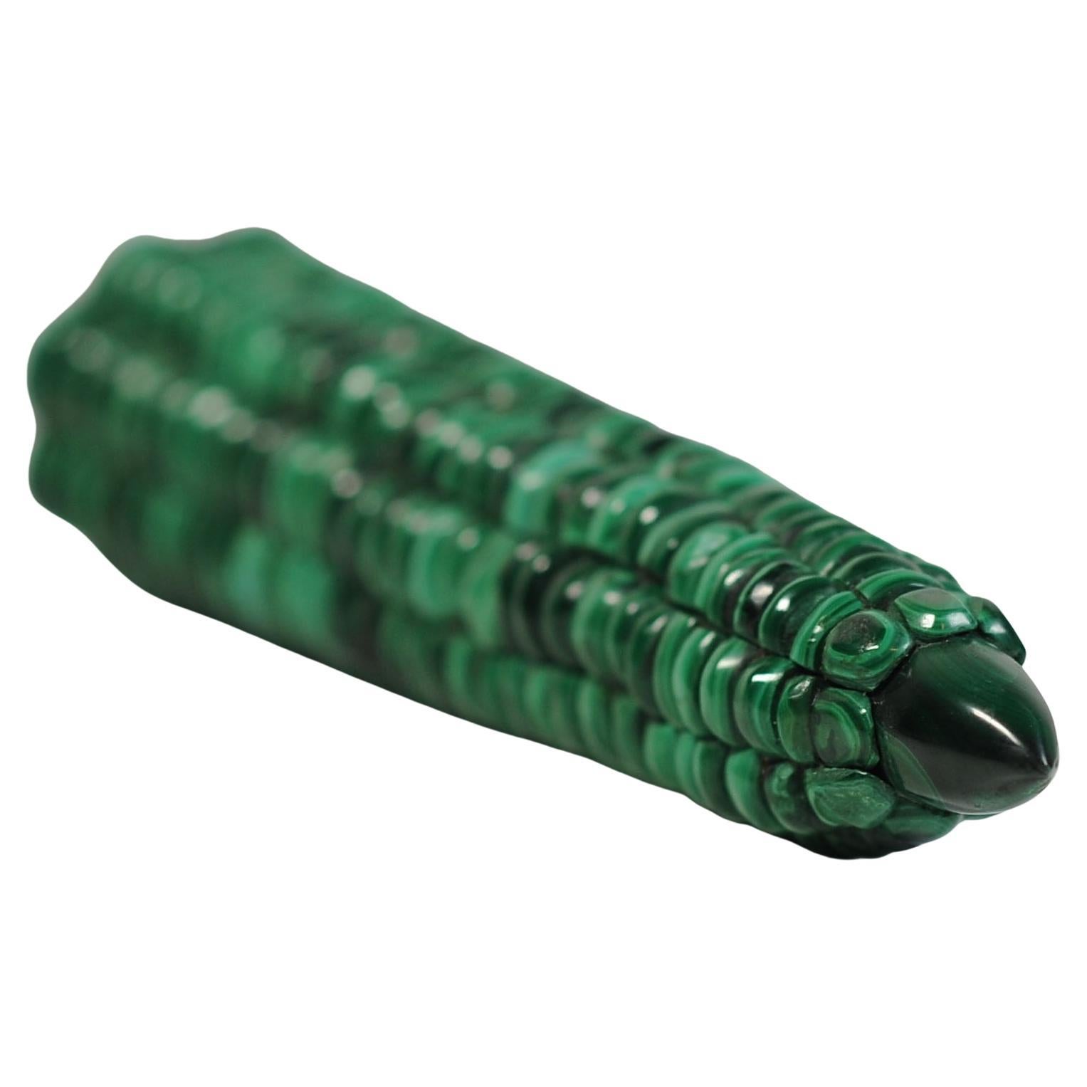 Metà XX secolo Un raro obelisco in malachite verde, scultura decorativa in pannocchia in vendita