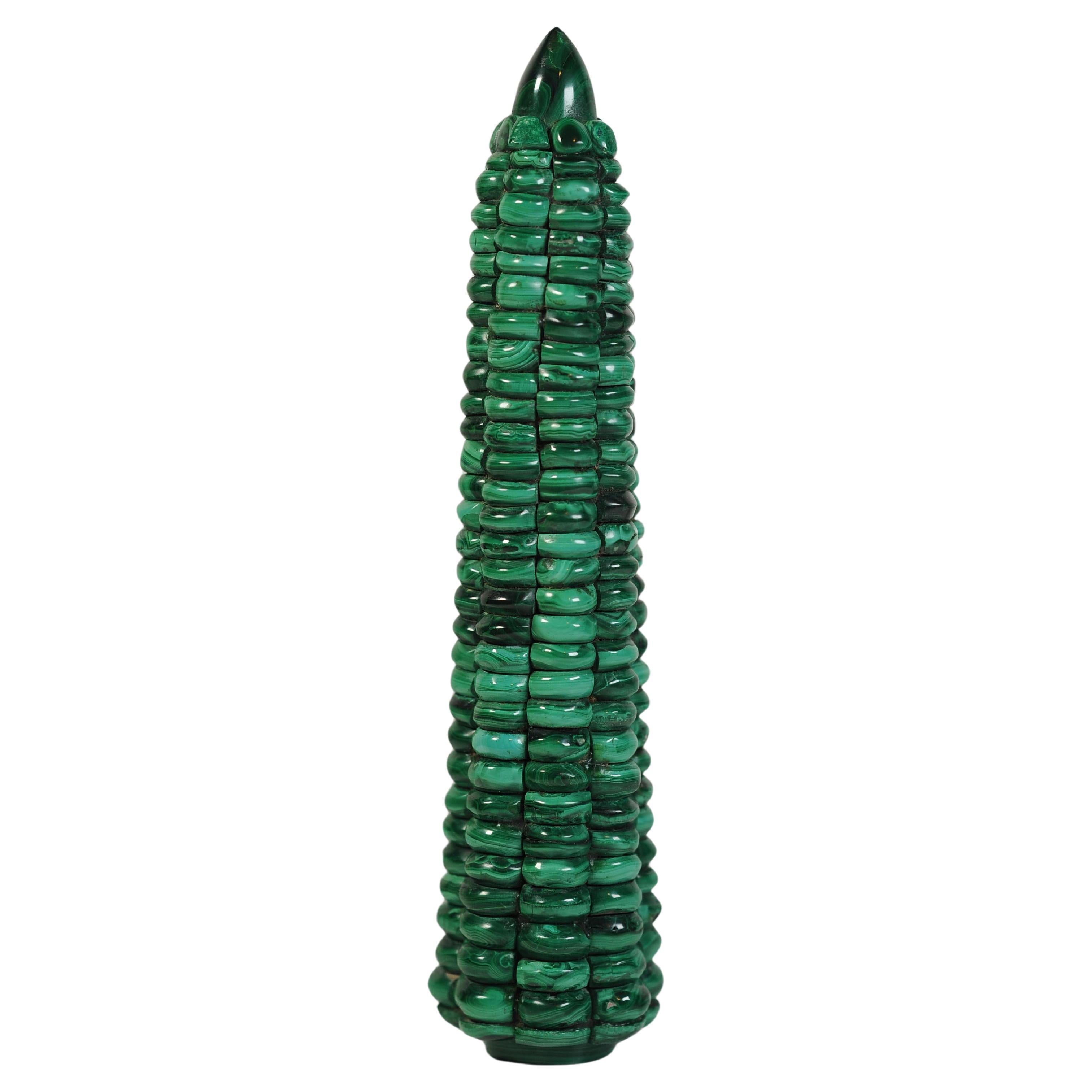 Escultura decorativa en forma de obelisco de malaquita verde poco común