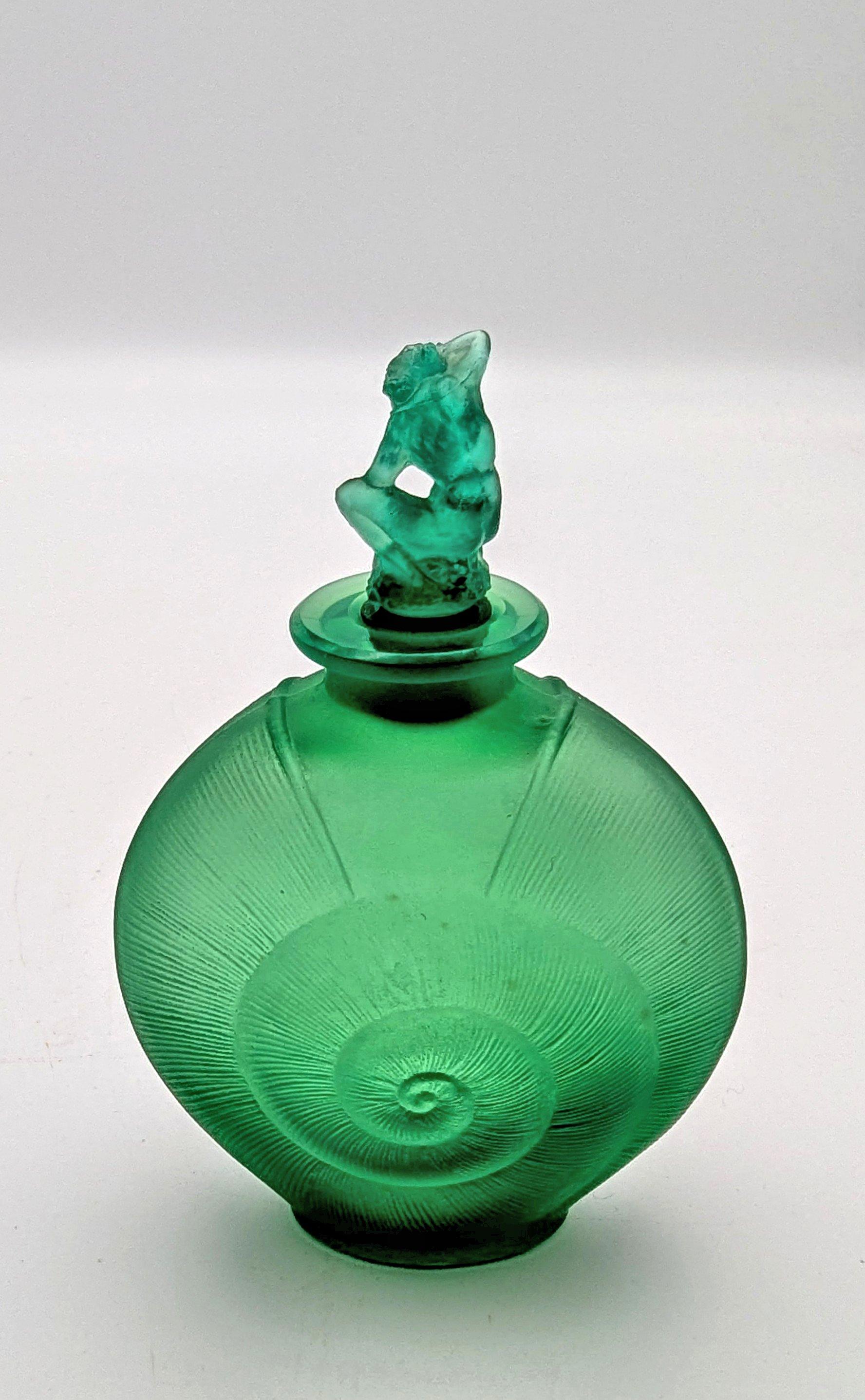 una rara bottiglia di profumo in vetro verde di René Lalique 