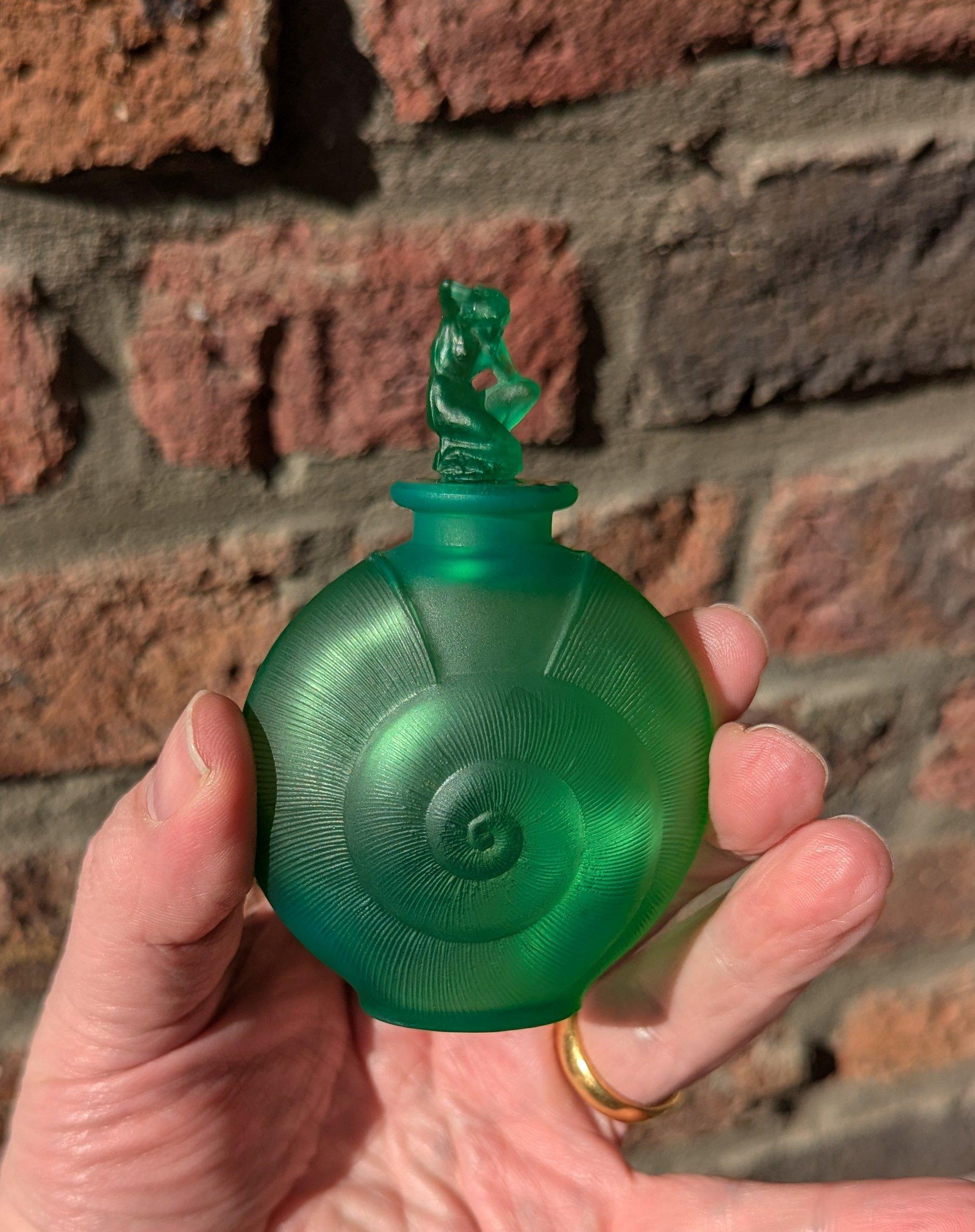 una rara bottiglia di profumo in vetro verde di René Lalique 