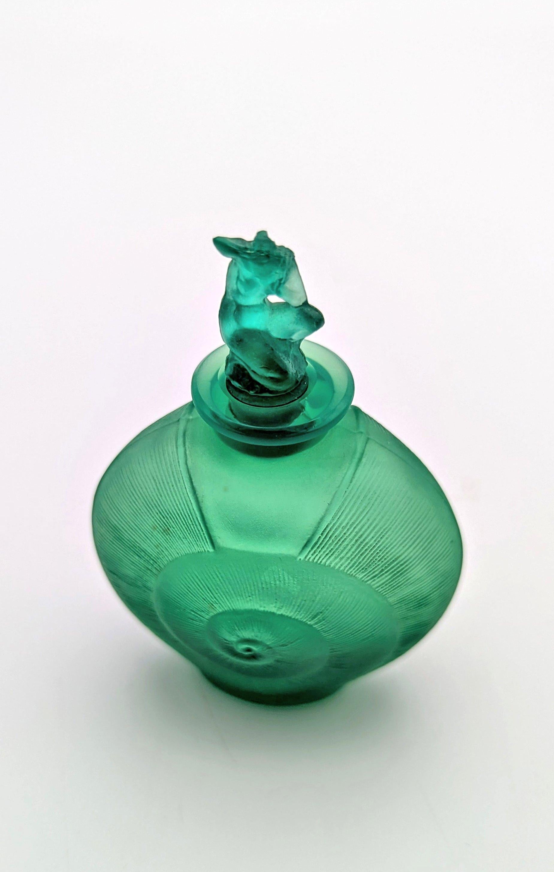 Un raro e precoce flacone di profumo Amphitrite in vetro verde smeraldo, disegnato da René Lalique e realizzato nella sua vetreria di Wingen-sur- Moder nel 1920 circa. Questa bottiglia è un ottimo esempio di design delle prime confezioni e anticipa