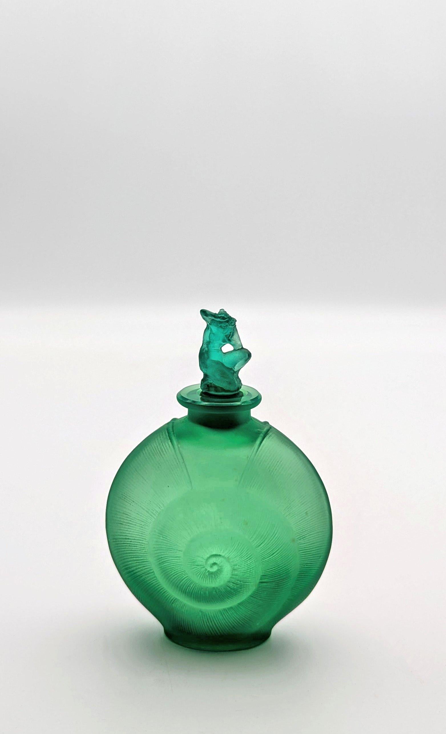 Art Nouveau una rara bottiglia di profumo in vetro verde di René Lalique 