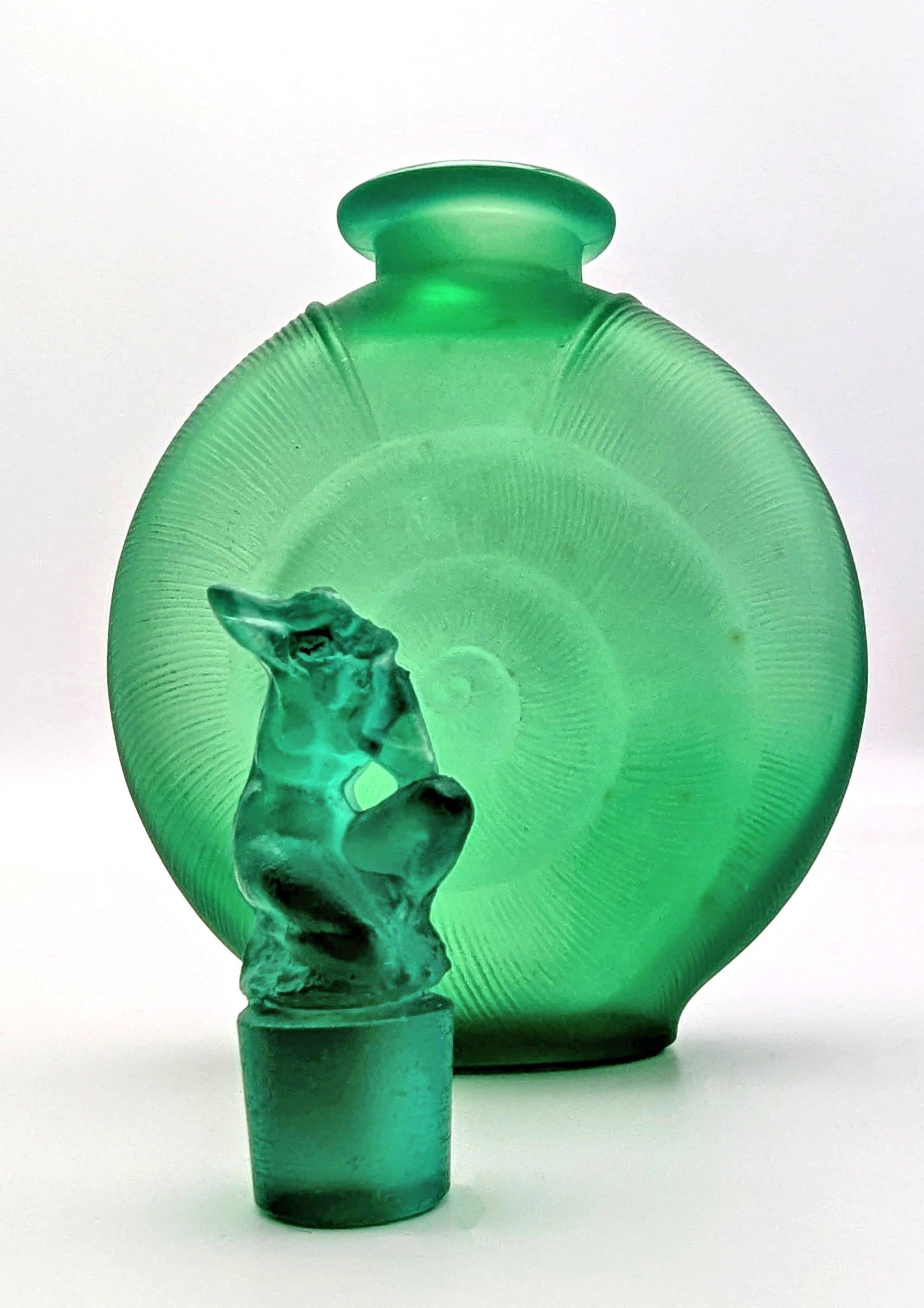Francese una rara bottiglia di profumo in vetro verde di René Lalique 