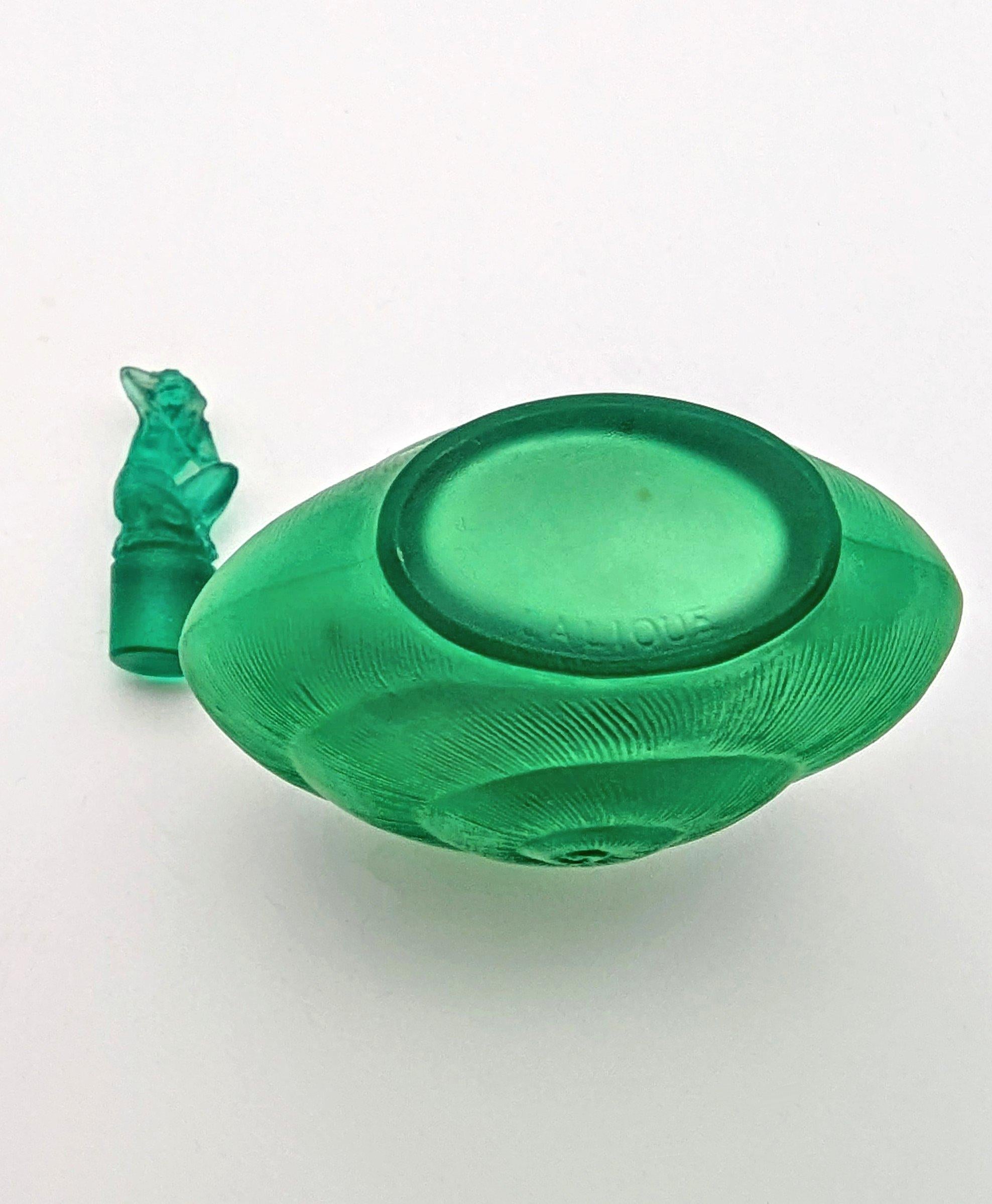 una rara bottiglia di profumo in vetro verde di René Lalique 