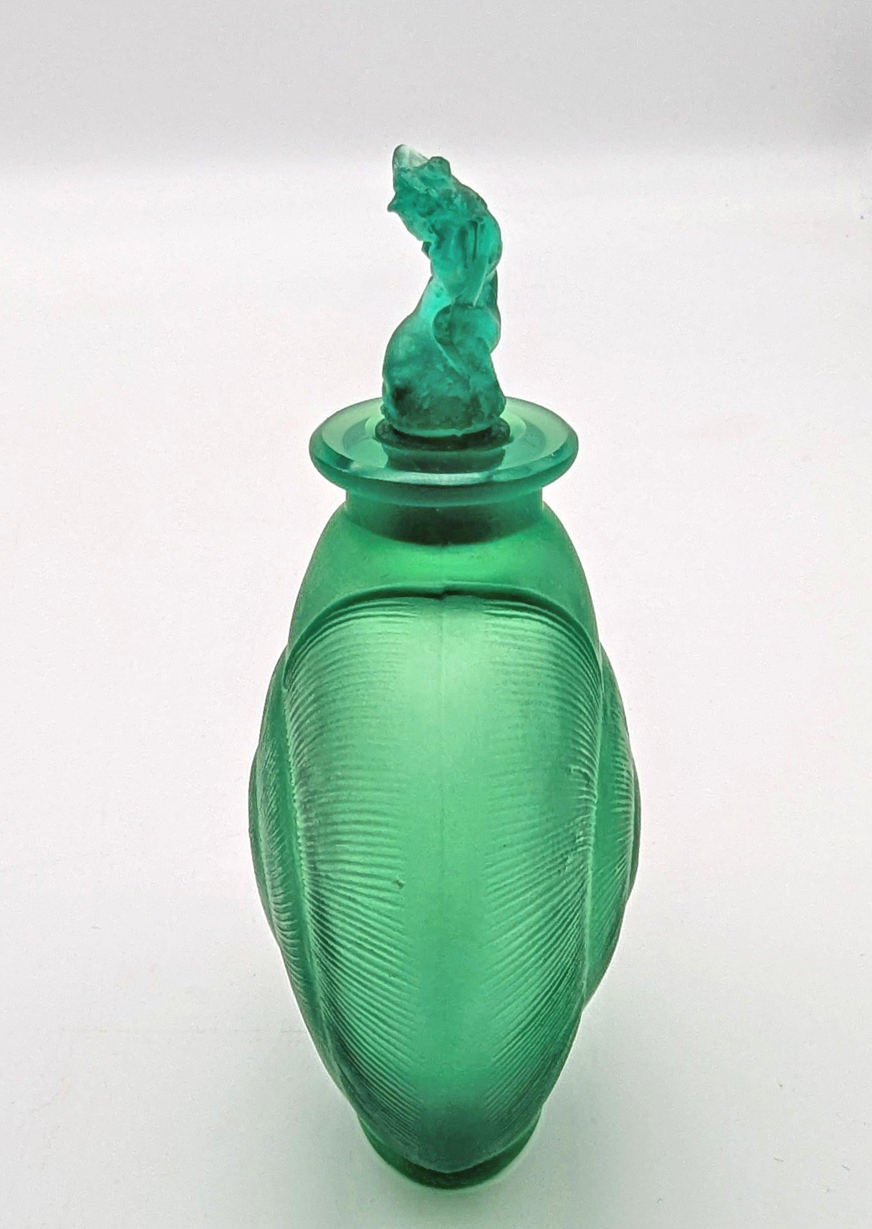 Inizio XX secolo una rara bottiglia di profumo in vetro verde di René Lalique 