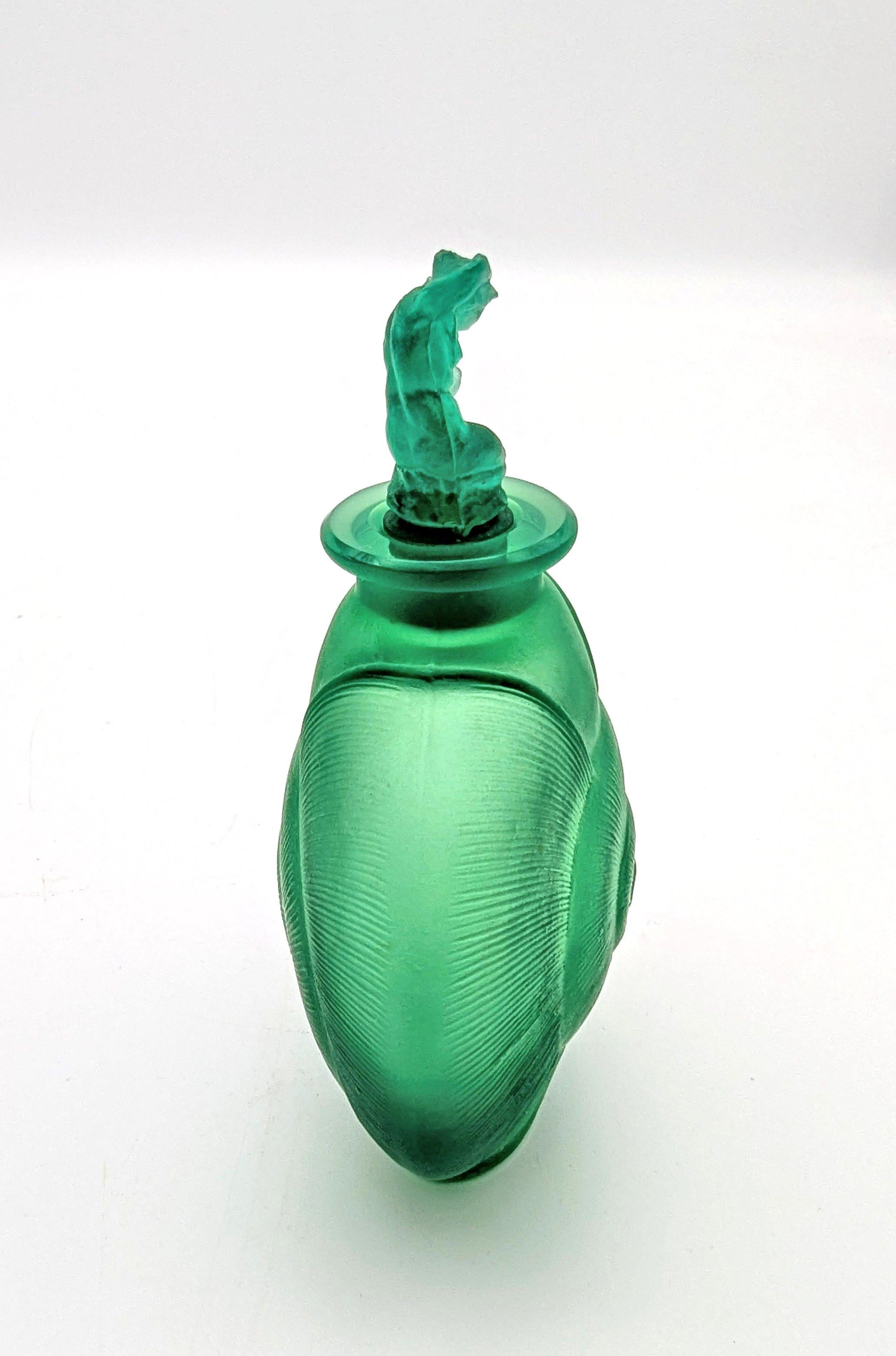 Vetro una rara bottiglia di profumo in vetro verde di René Lalique 