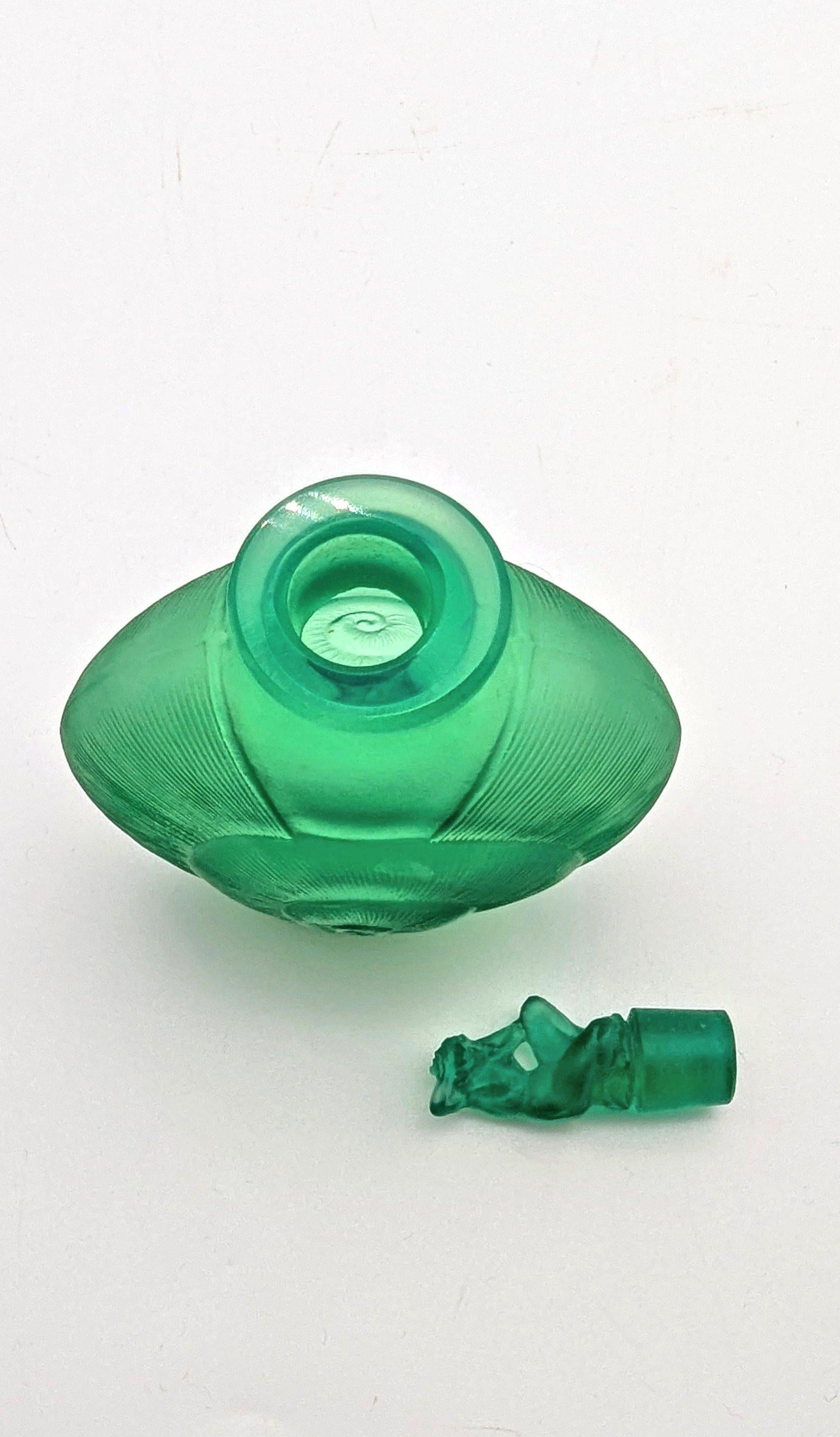 una rara bottiglia di profumo in vetro verde di René Lalique 
