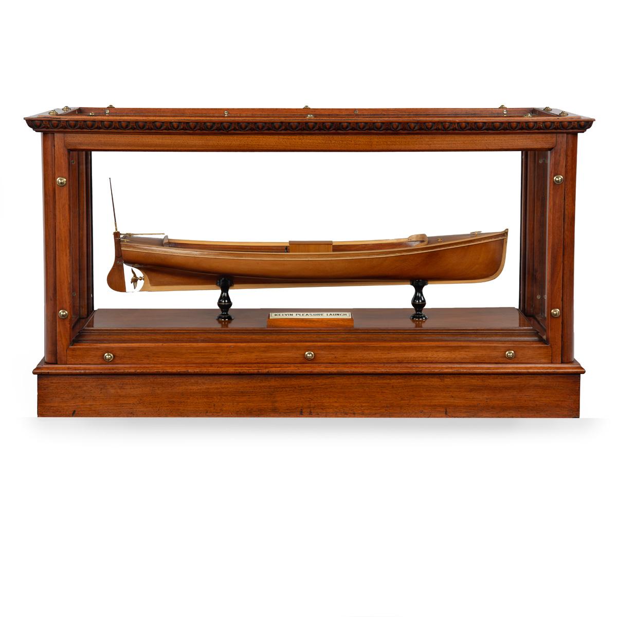 Raro gruppo di tre modelli di barche a motore con motore Kelvin dell'inizio del XX secolo, presumibilmente realizzati per Bergius and Co di Glasgow nel 1920 circa.

Questi tre modelli, tutti realizzati in mogano e legno di bosso con accessori in