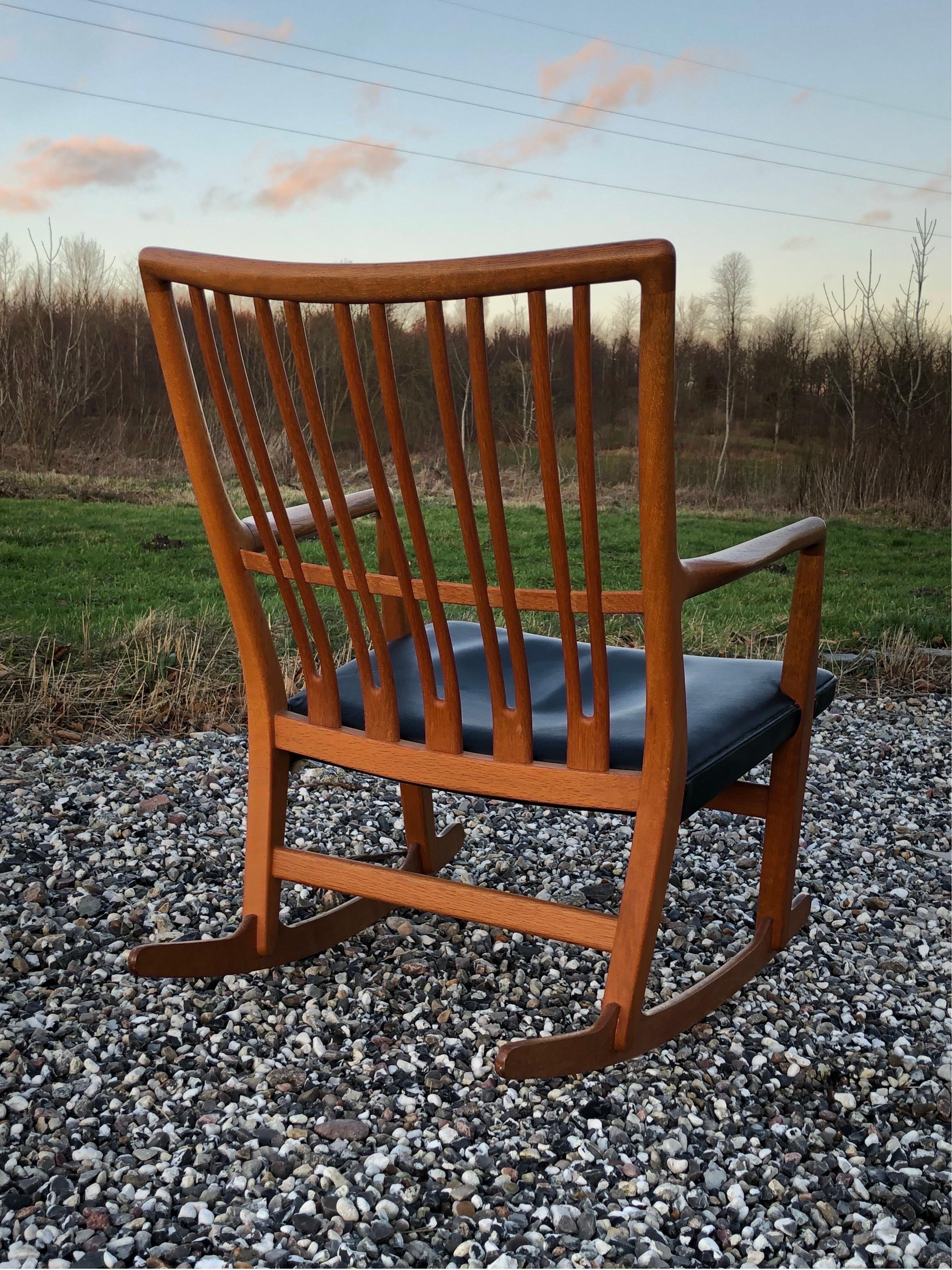 Un raro sillón Hans J. Wegner Rocker de roble macizo de la década de 1940. Danés en venta