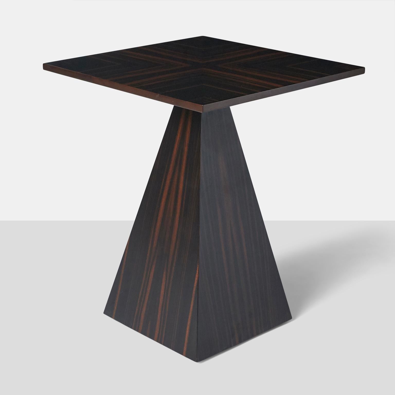 Rarissime table d'appoint Harvey Probber en wengé. Le plateau est carré et la base trapézoïdale. 