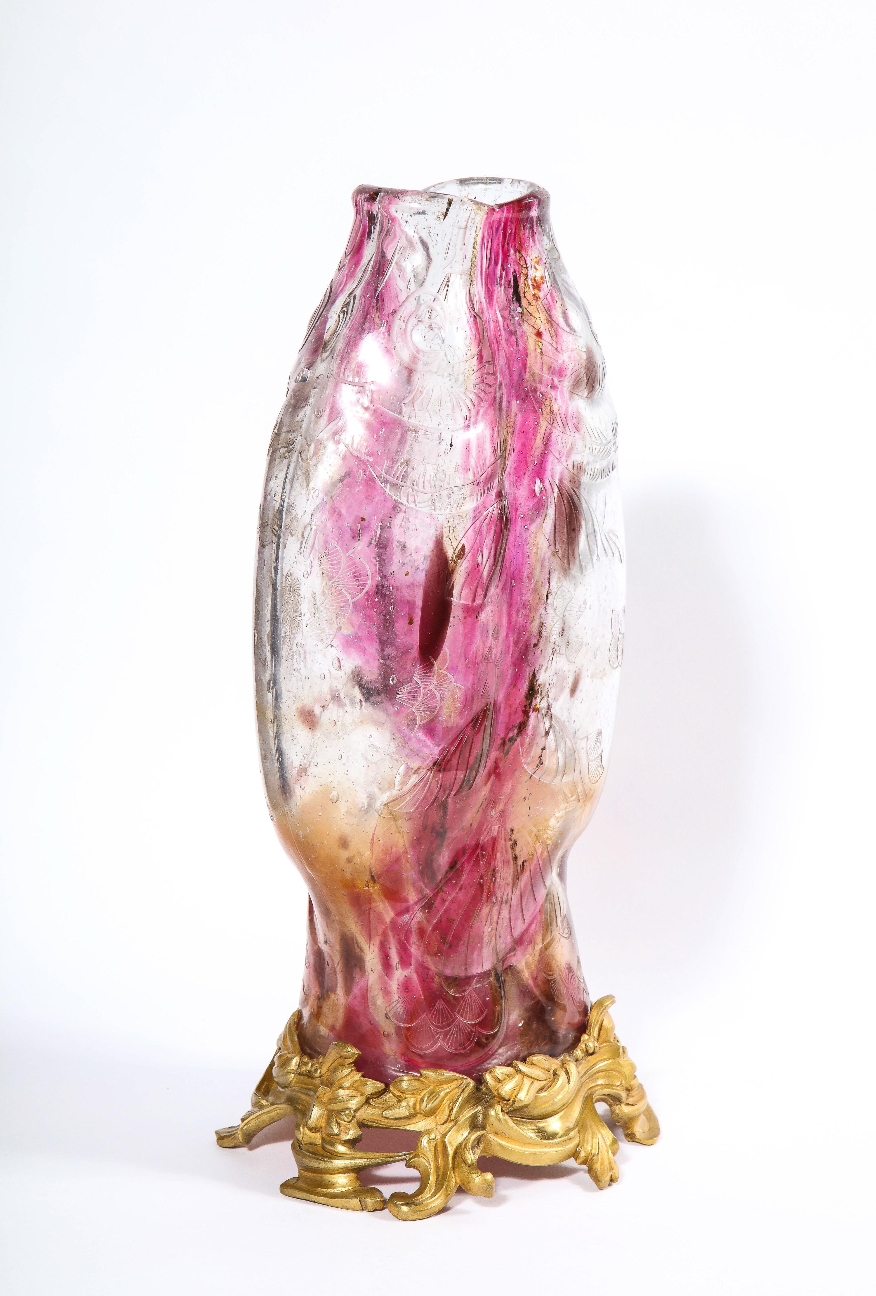 Emile Galle, rare et important vase à double tapis en verre rose poisson monté en ormolu en vente 2