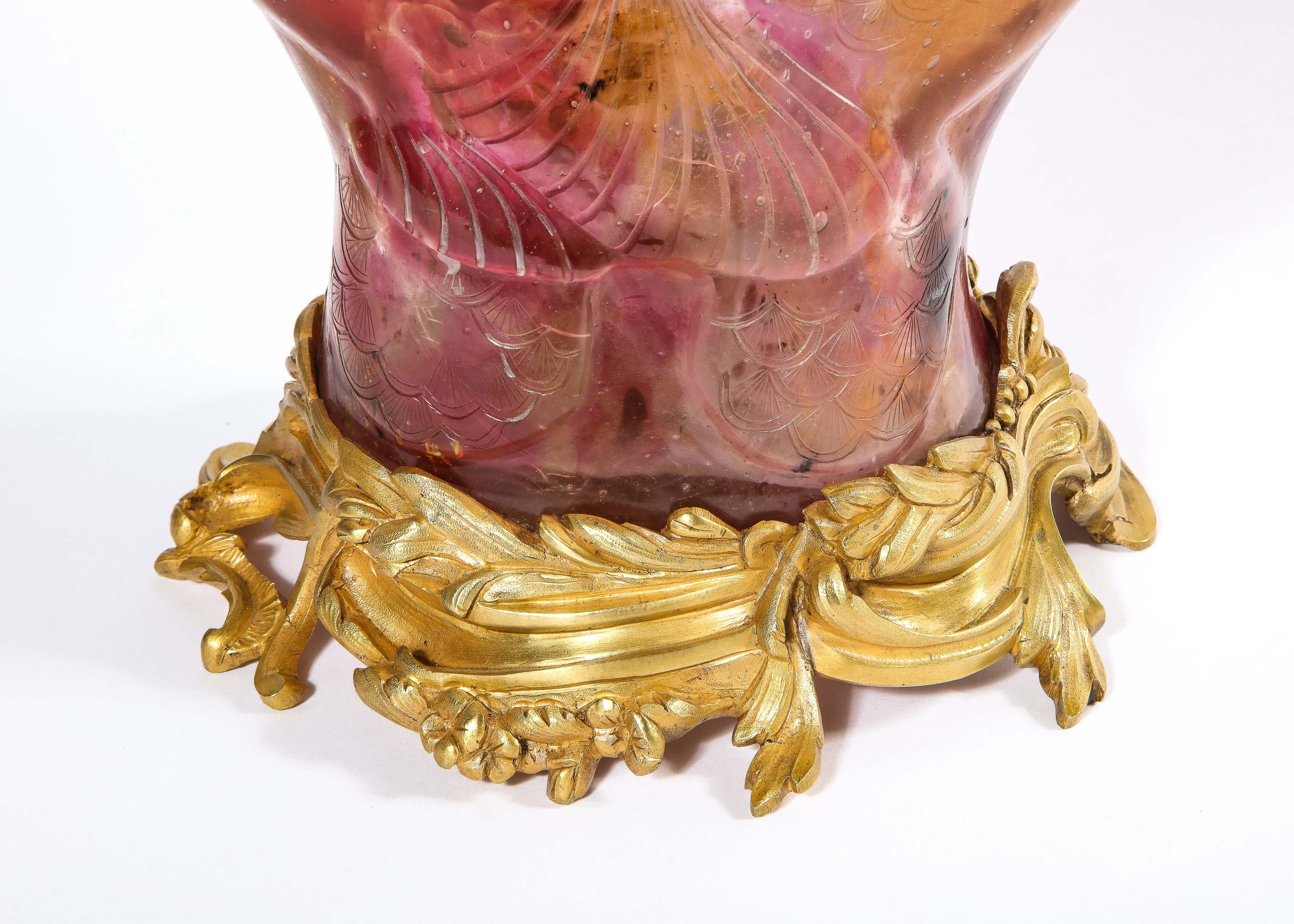 Emile Galle, Un Raro e Importante Jarrón de Cristal Rosa con Doble Pez Carpa Montado en Ormolu Esmalte en venta